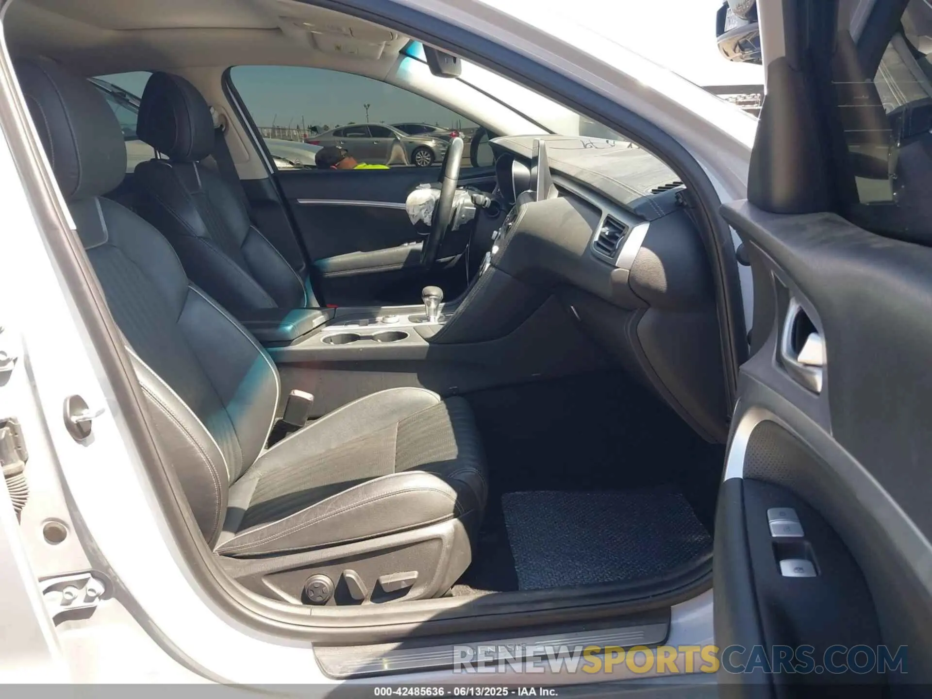 5 fotografías del automóvil dañado KMTG74LE2LU059669 GENESIS G70 2020
