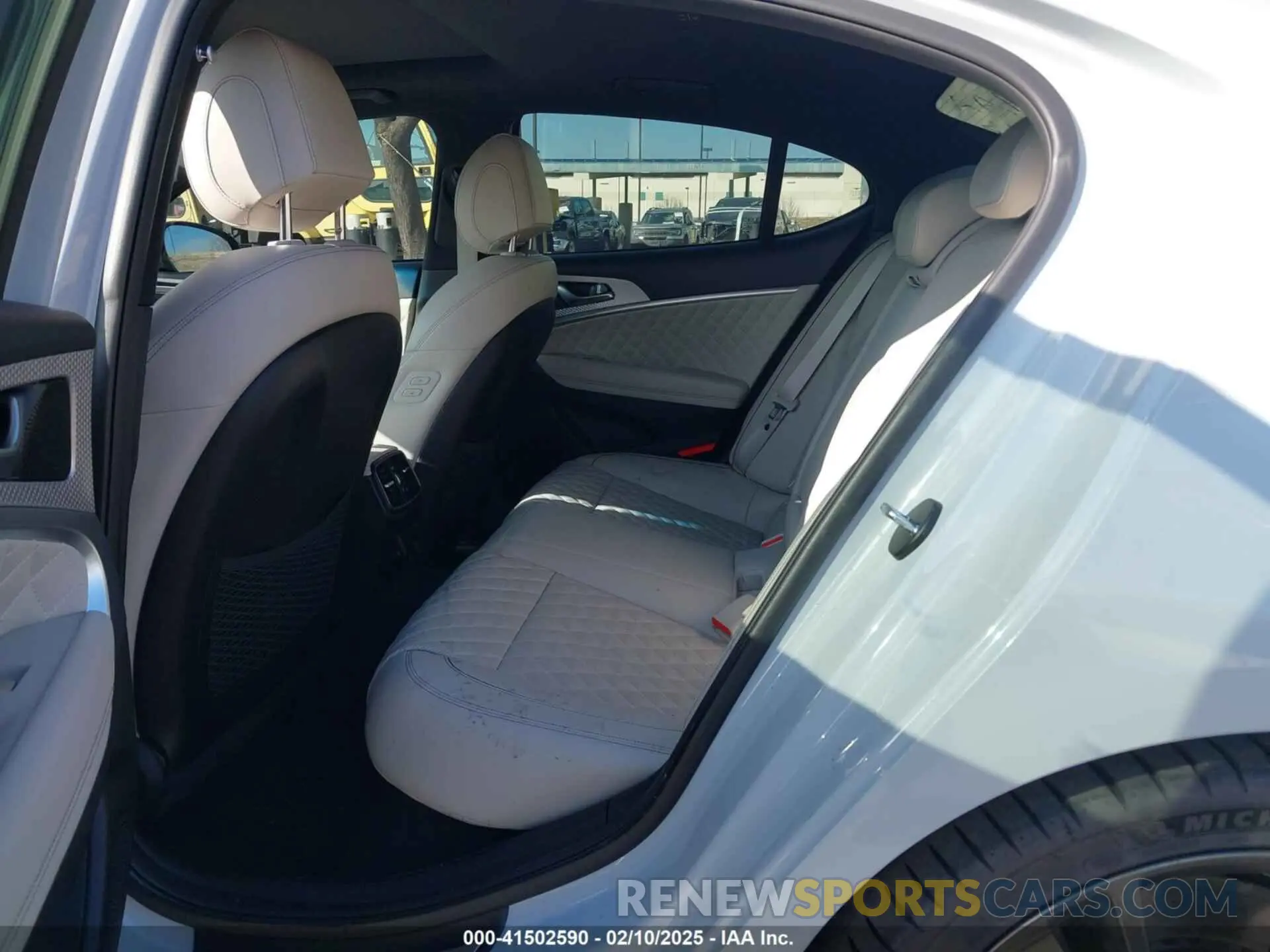 8 fotografías del automóvil dañado KMTG54TE4NU097803 GENESIS G70 2022