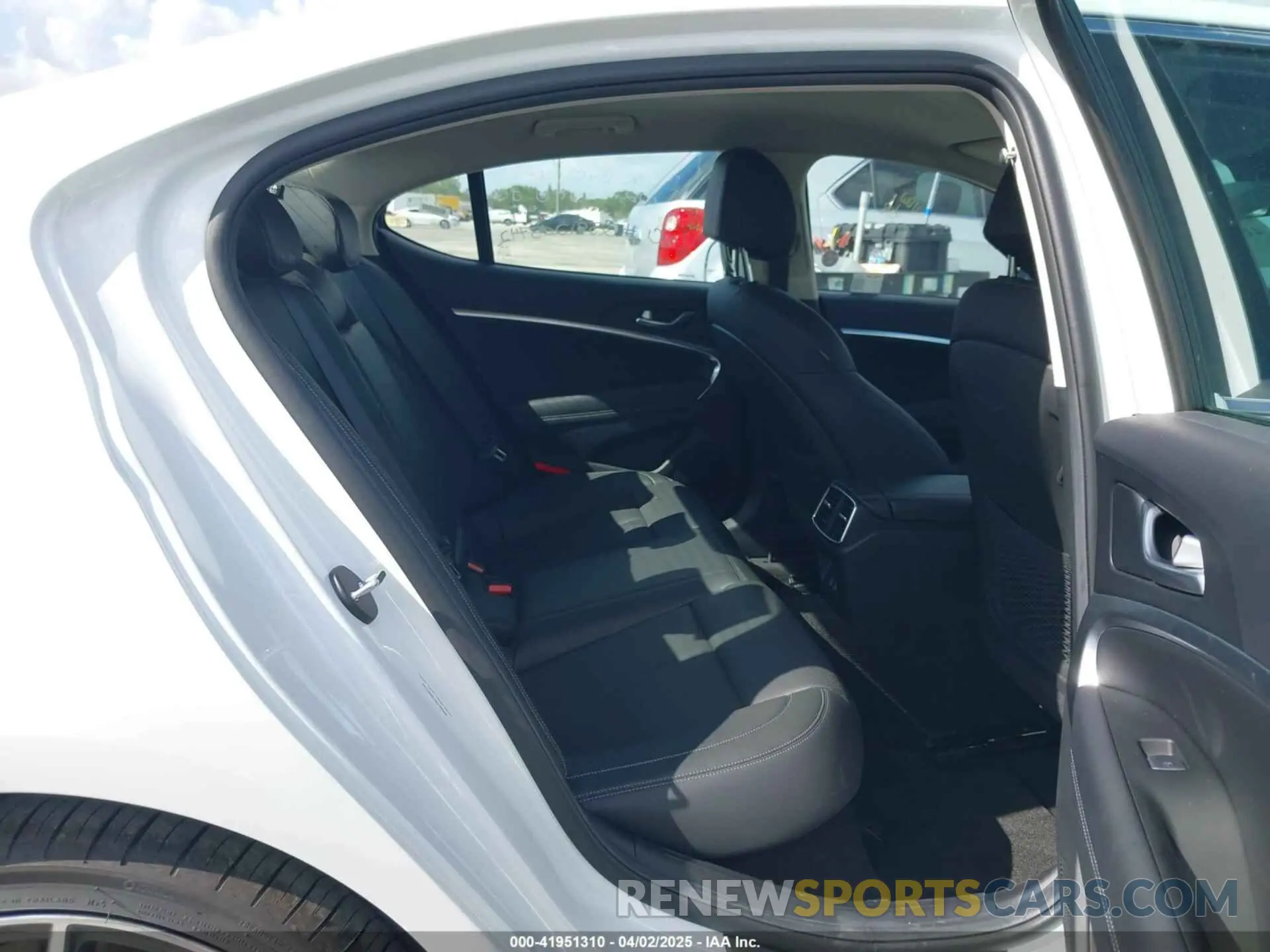 8 fotografías del automóvil dañado KMTG34SC1SU156324 GENESIS G70 2025