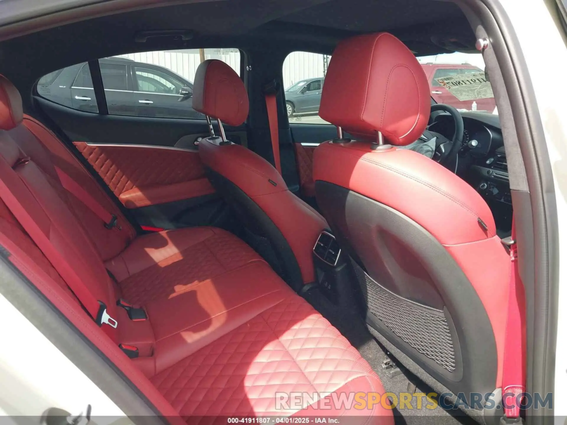 8 fotografías del automóvil dañado KMTG54SE6SU149705 GENESIS G70 2025