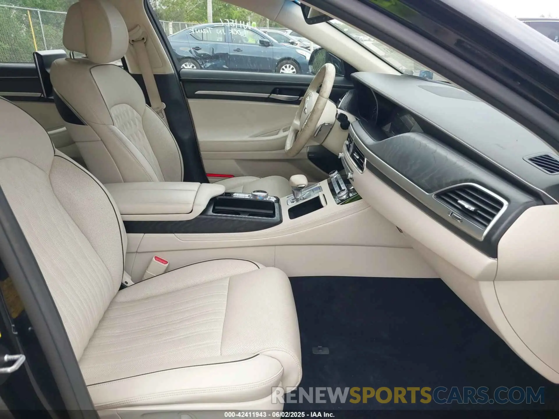 5 fotografías del automóvil dañado KMTF54PH6NU096409 GENESIS G90 2022