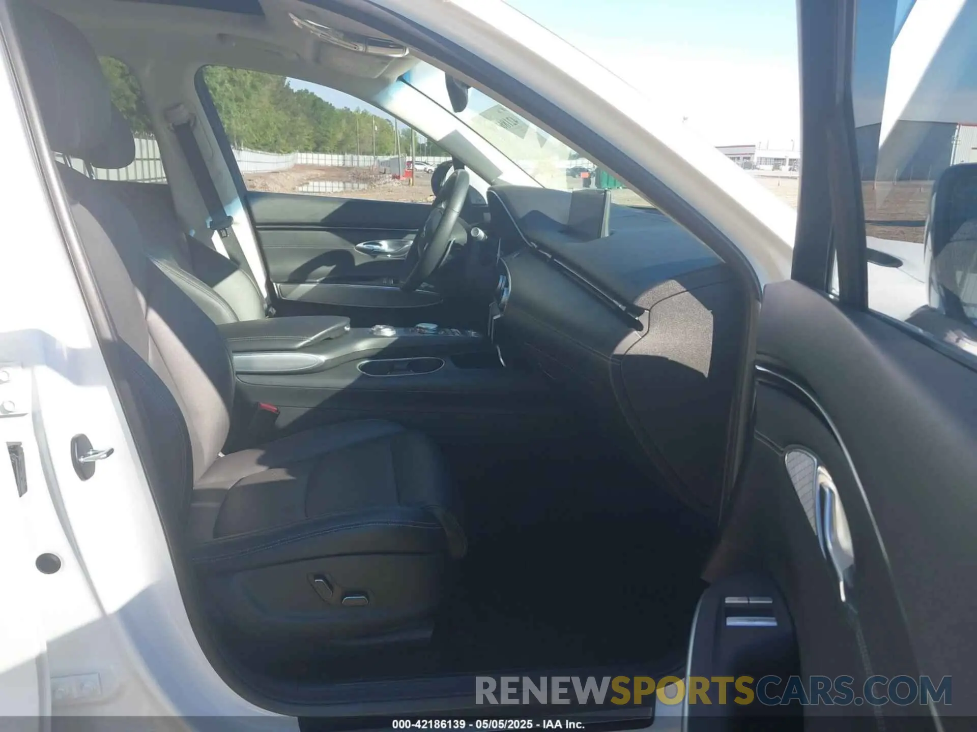 5 fotografías del automóvil dañado KMUMADTB7PU120364 GENESIS GV70 2023