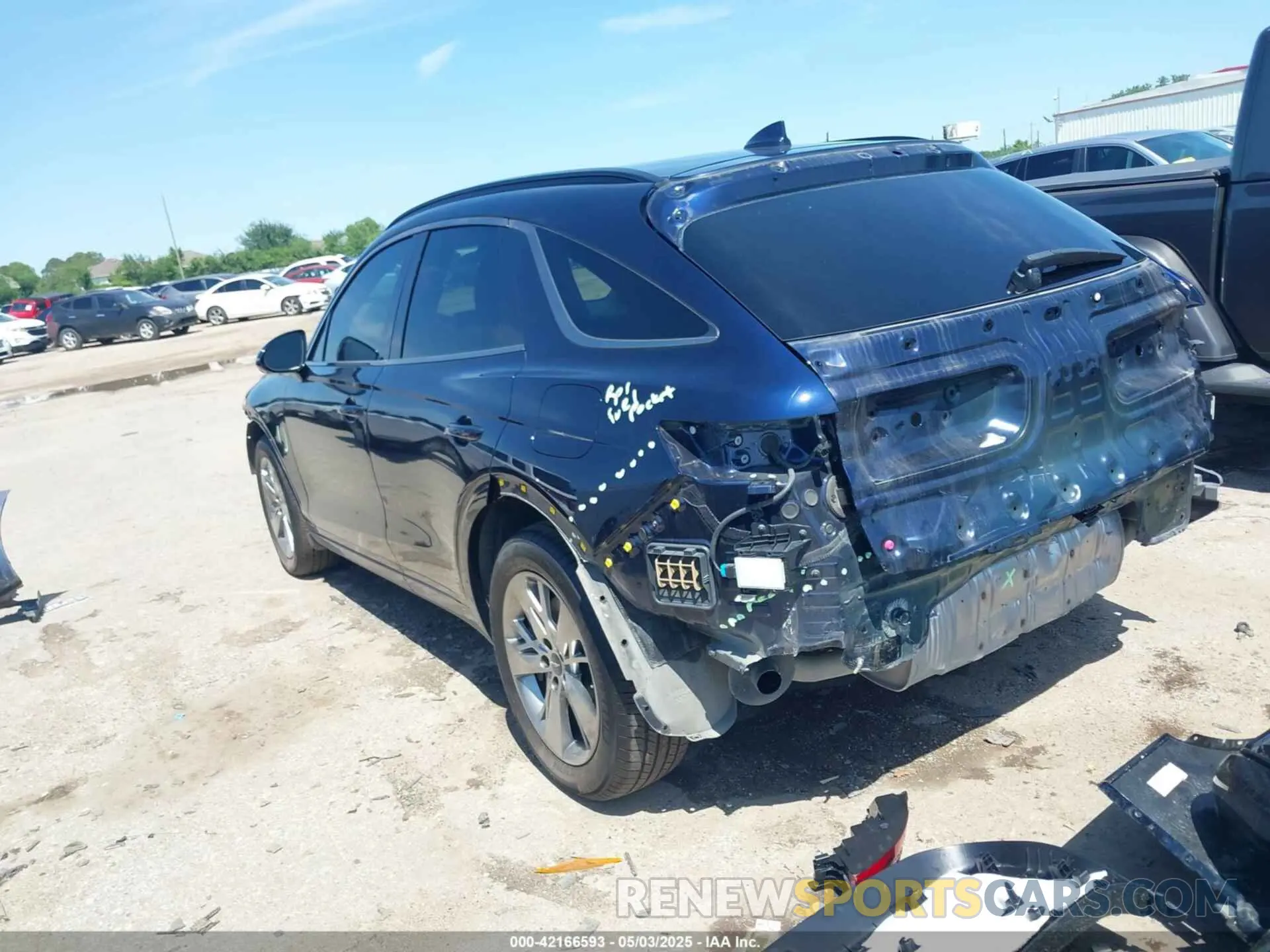 3 fotografías del automóvil dañado KMUMADTB8PU132393 GENESIS GV70 2023