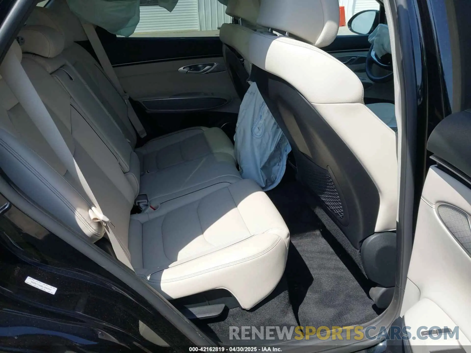 8 fotografías del automóvil dañado KMUMADTB8PU136895 GENESIS GV70 2023