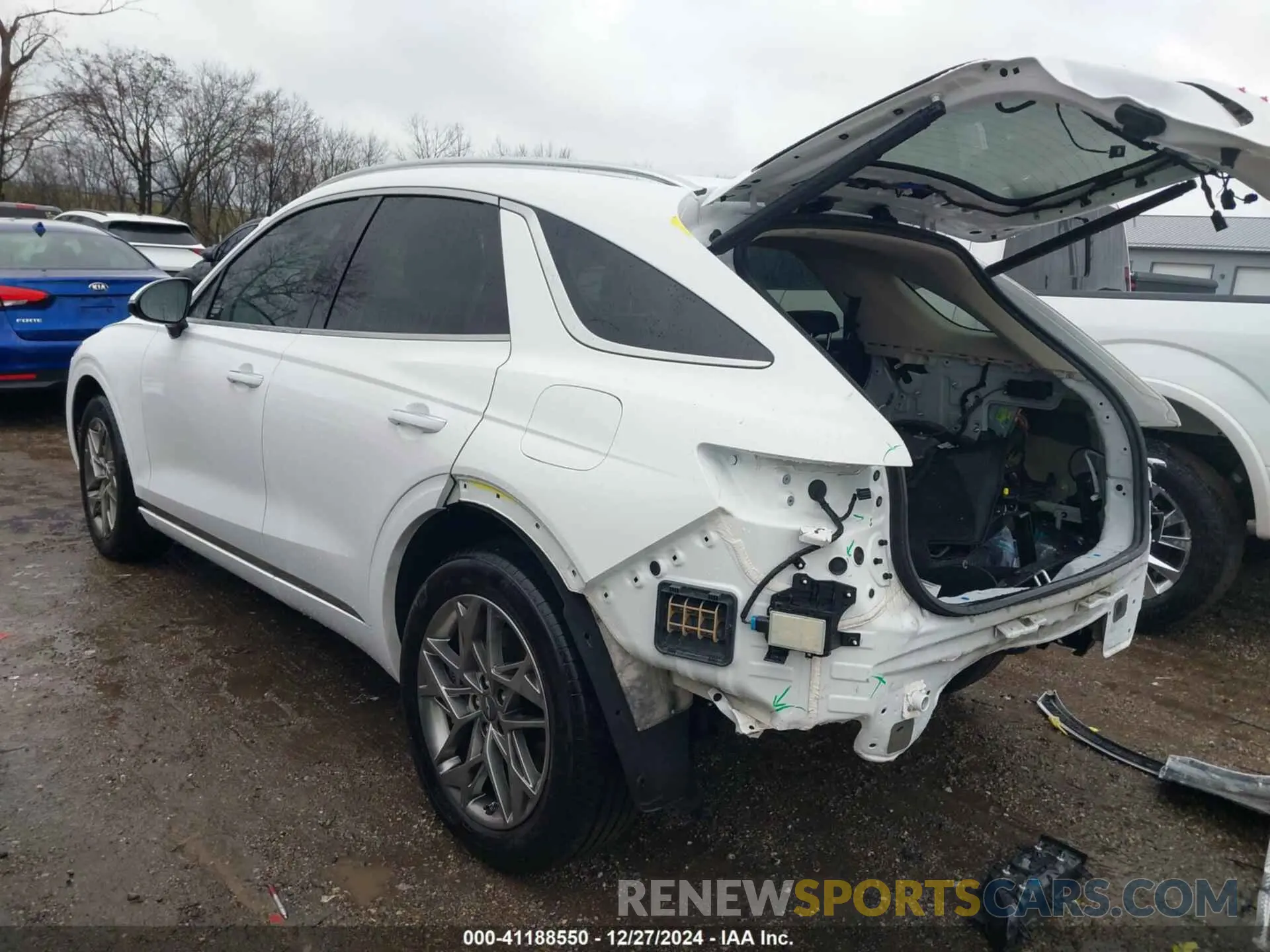3 fotografías del automóvil dañado KMUMADTBXPU121234 GENESIS GV70 2023