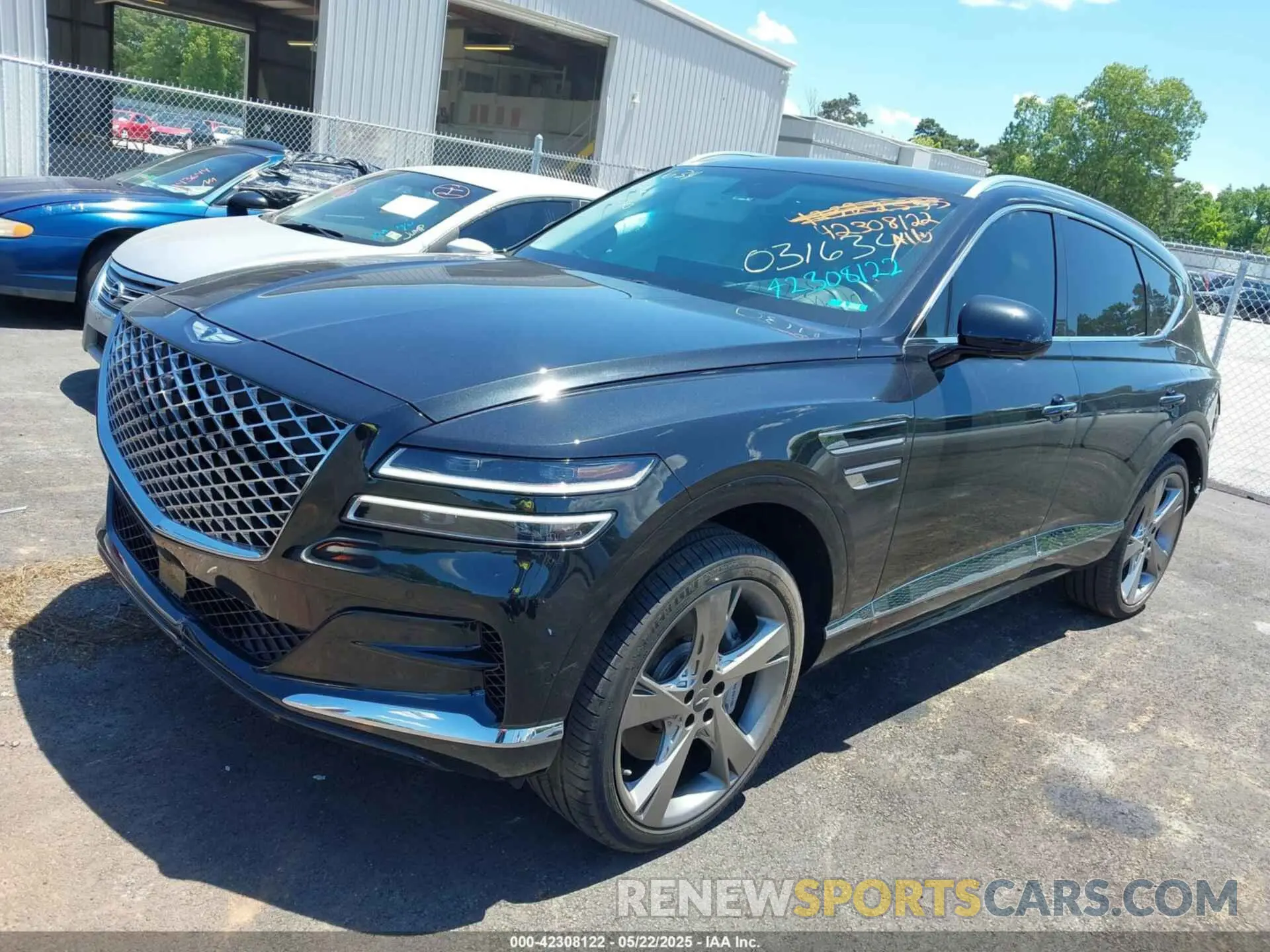 2 fotografías del automóvil dañado KMUHCESC4MU031634 GENESIS GV80 2021