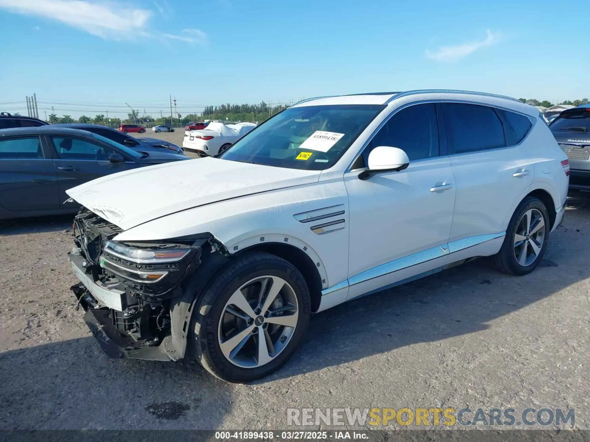 2 fotografías del automóvil dañado KMUHCESCXPU106714 GENESIS GV80 2023
