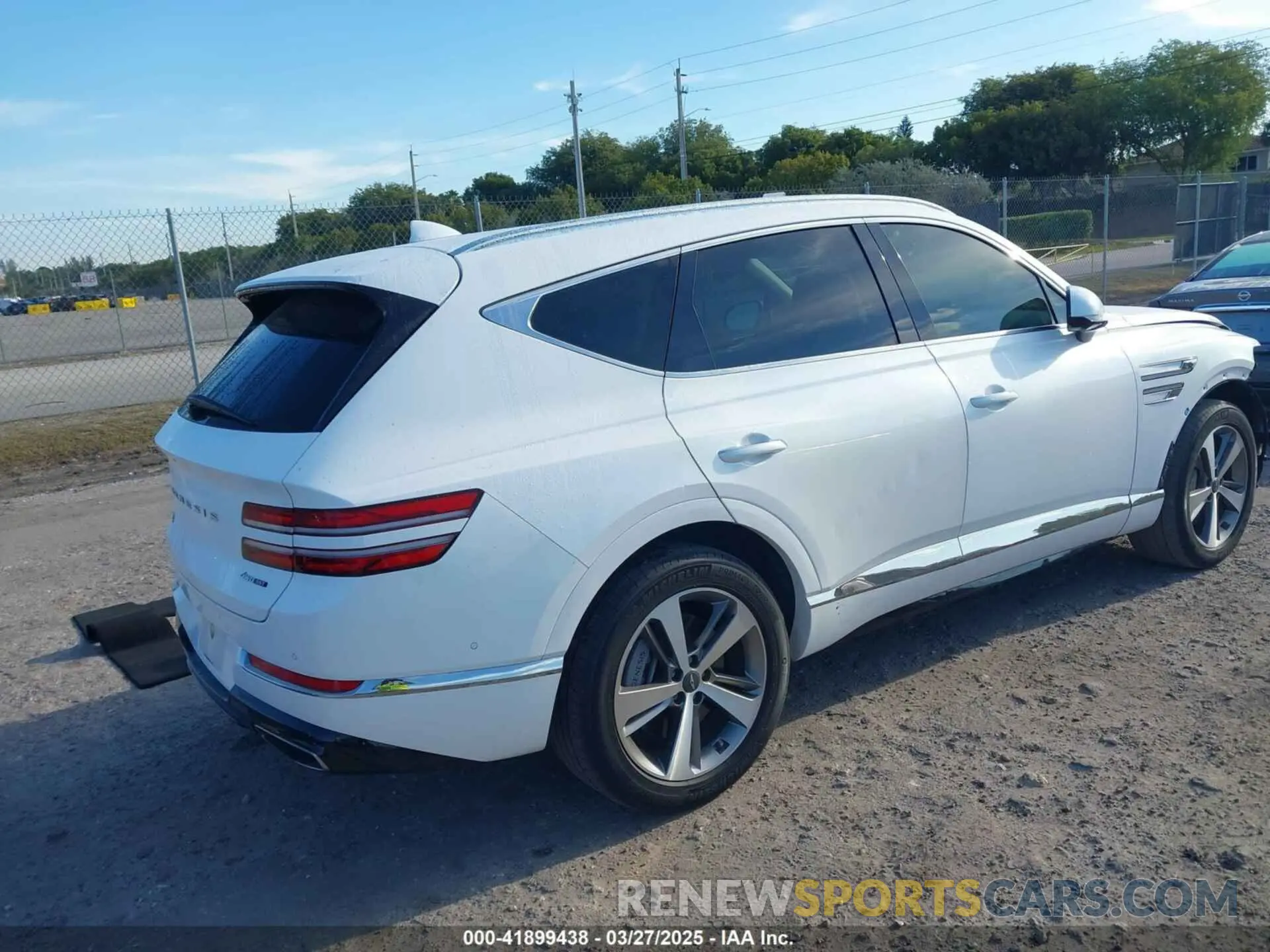 4 fotografías del automóvil dañado KMUHCESCXPU106714 GENESIS GV80 2023