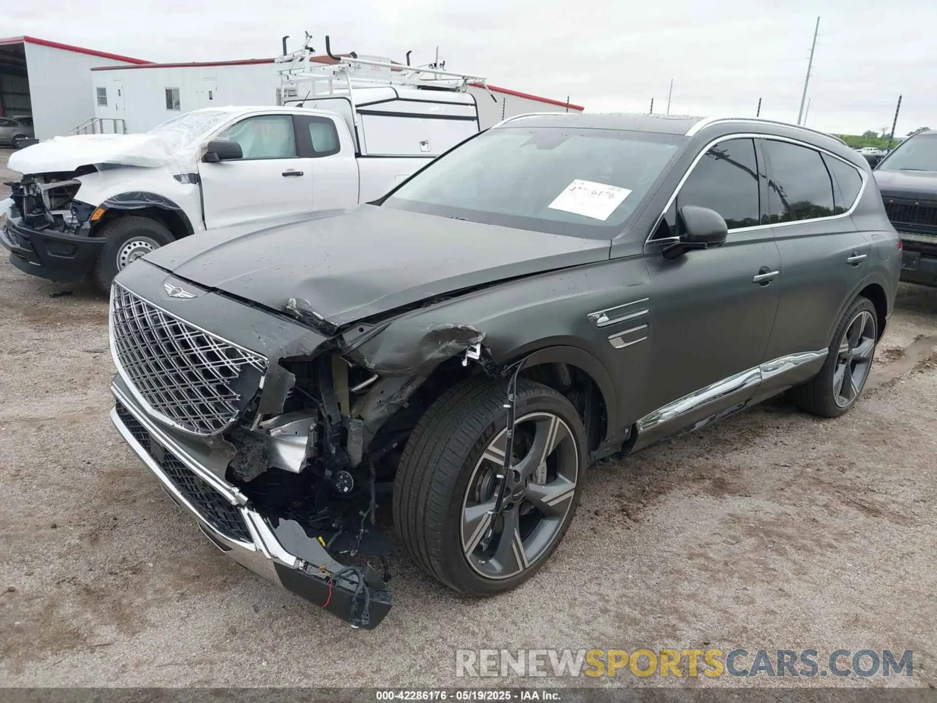 2 fotografías del automóvil dañado KMUHEESC5SU239383 GENESIS GV80 2025