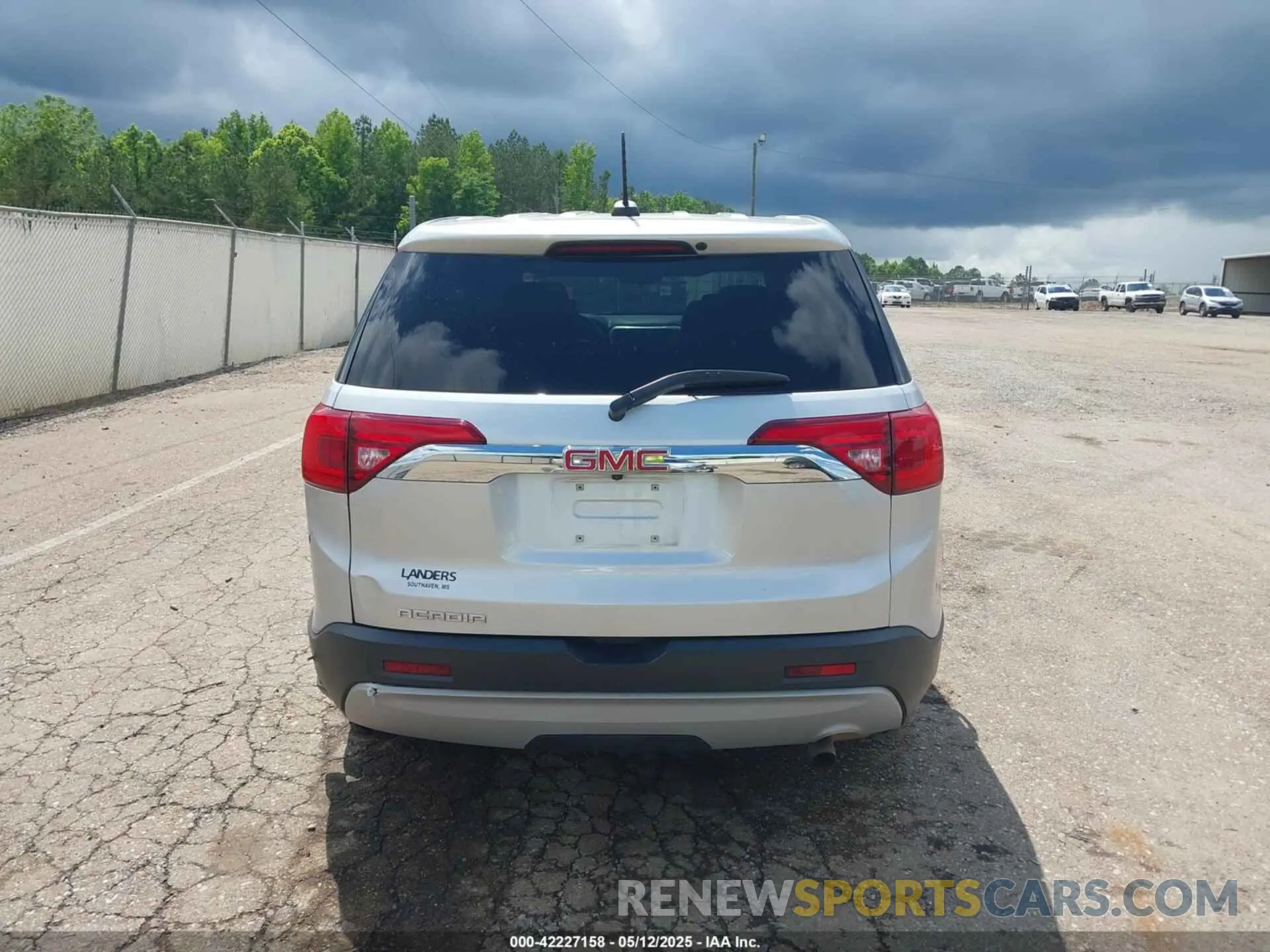 17 fotografías del automóvil dañado 1GKKNKLA9KZ298626 GMC ACADIA 2019