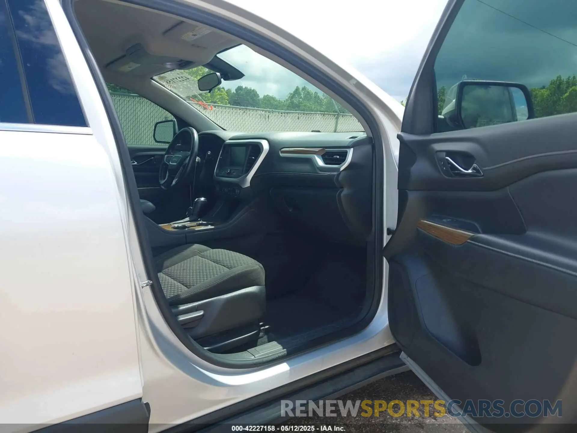 5 fotografías del automóvil dañado 1GKKNKLA9KZ298626 GMC ACADIA 2019