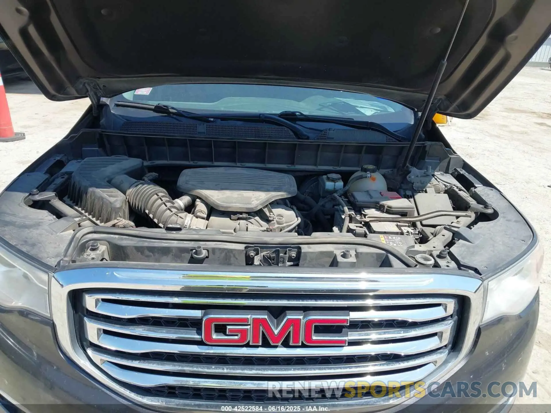 10 fotografías del automóvil dañado 1GKKNMLS0KZ173275 GMC ACADIA 2019