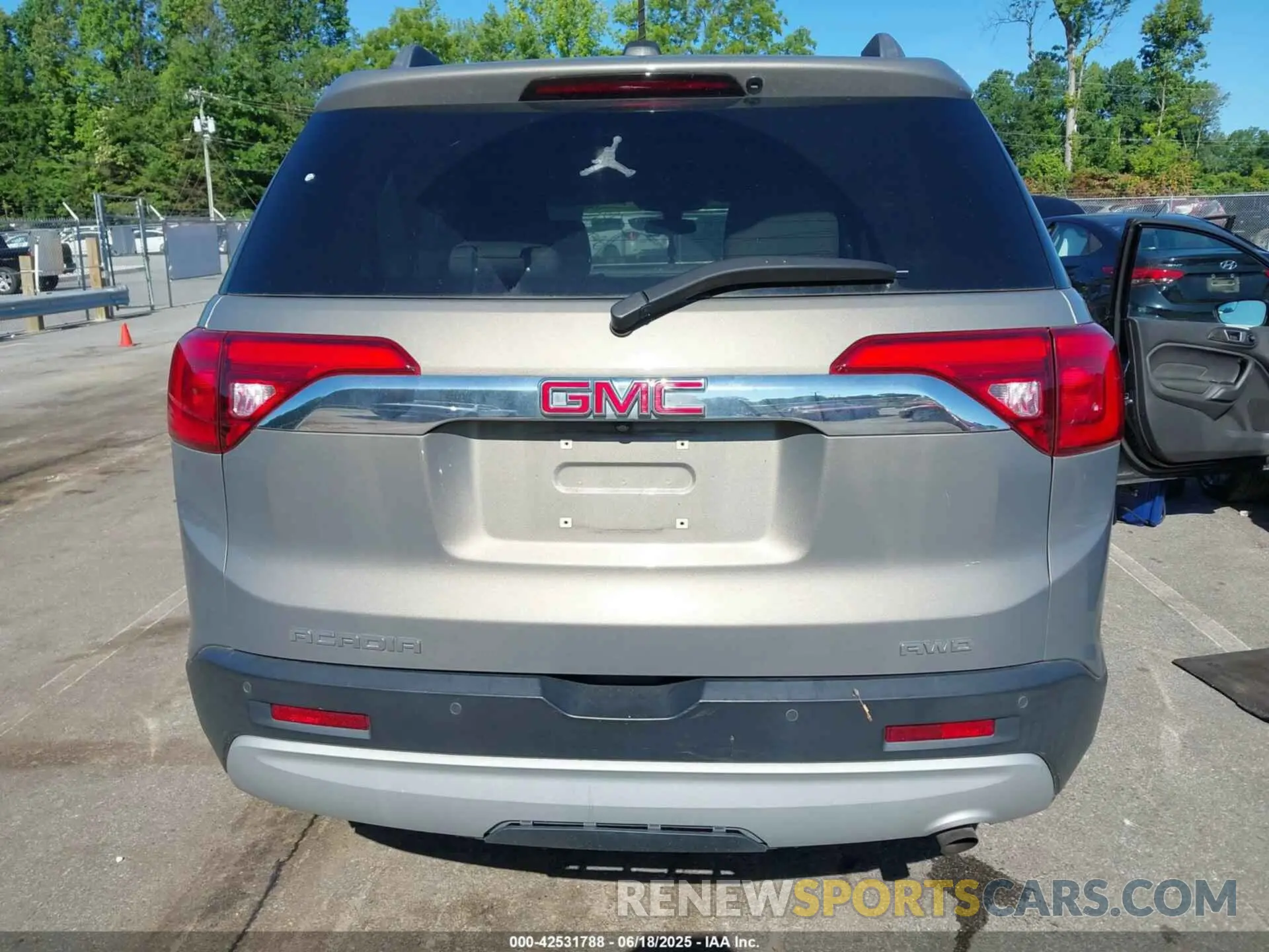 17 fotografías del automóvil dañado 1GKKNSLA9KZ263486 GMC ACADIA 2019