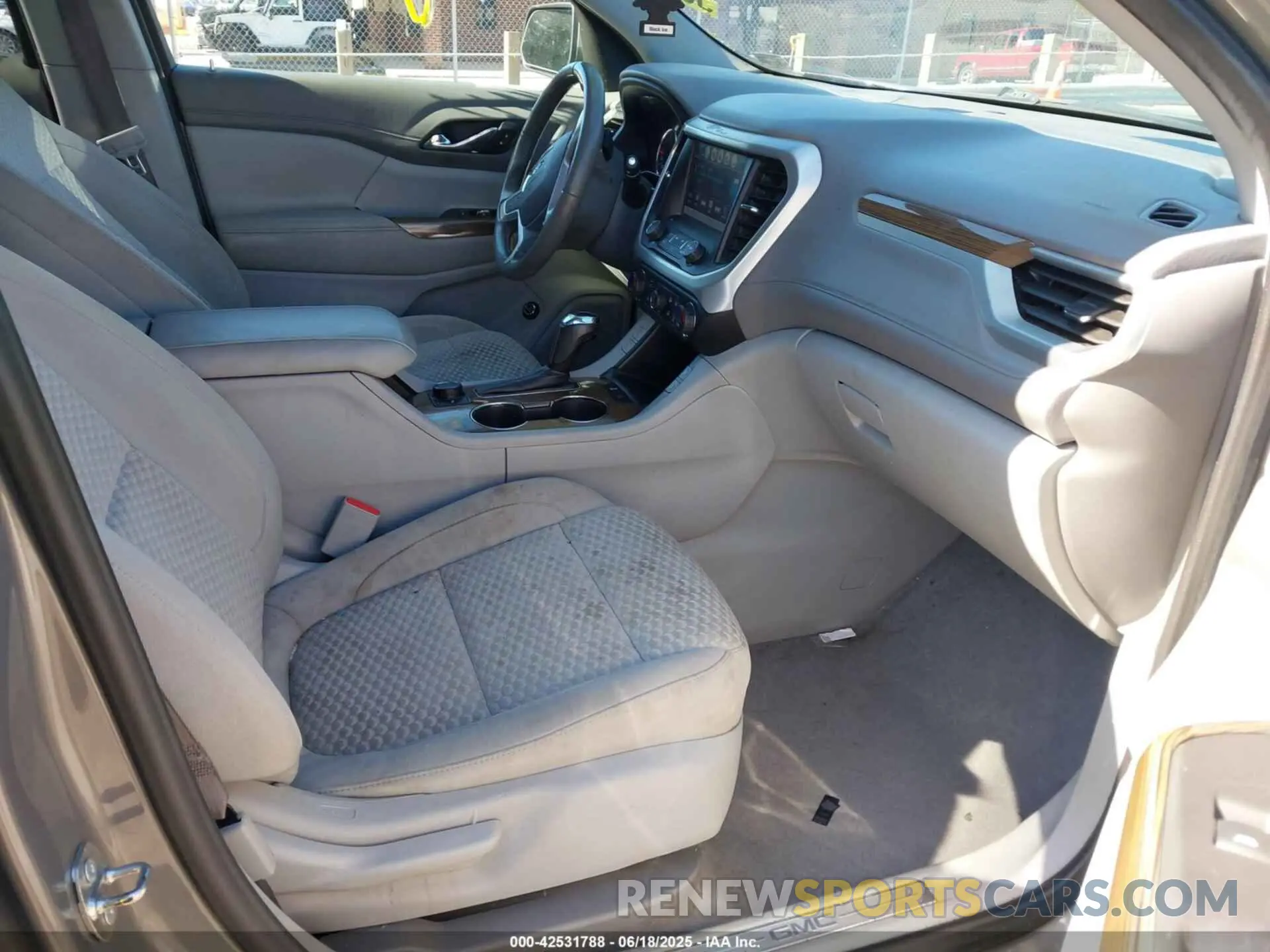5 fotografías del automóvil dañado 1GKKNSLA9KZ263486 GMC ACADIA 2019