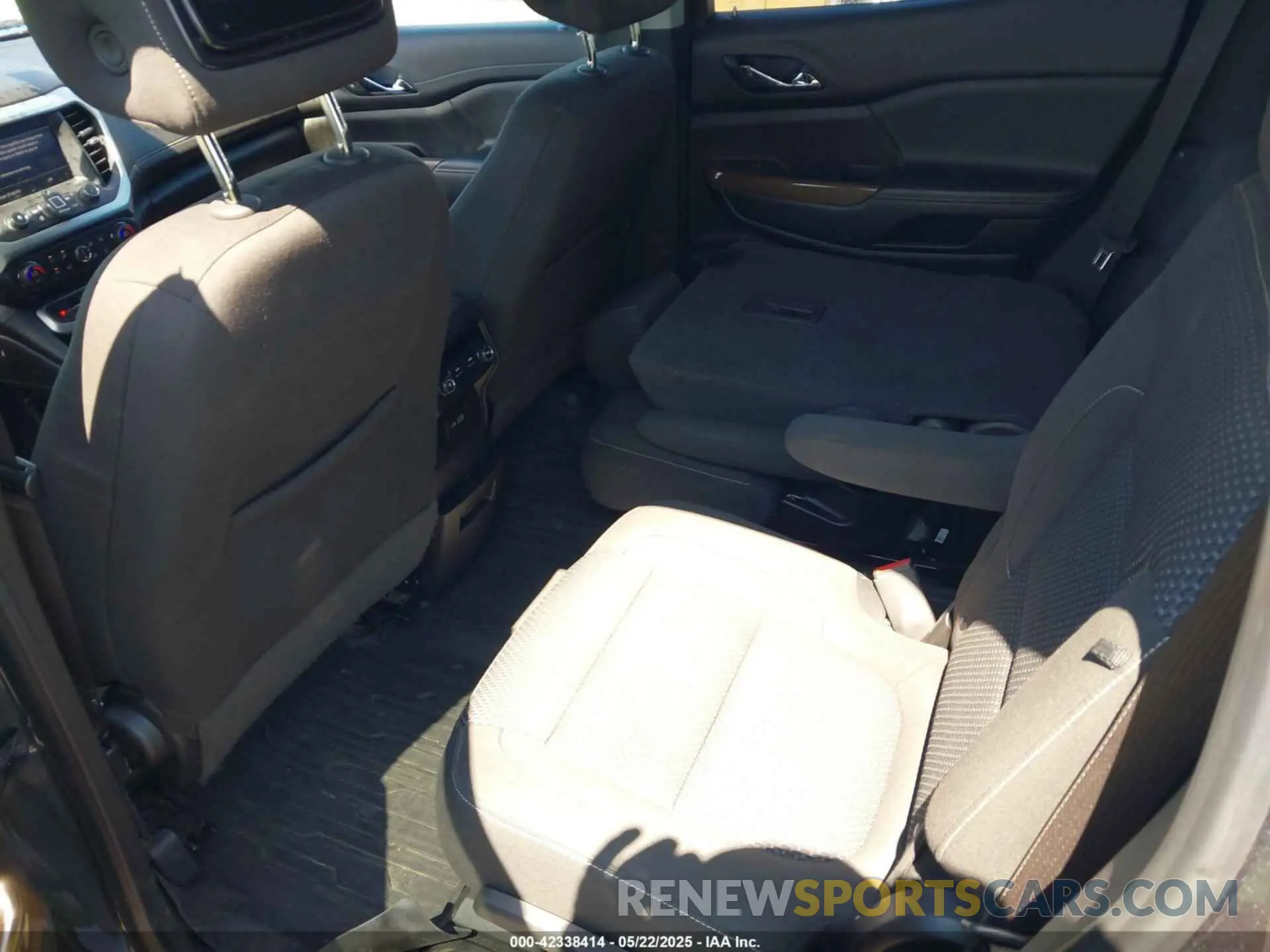 8 fotografías del automóvil dañado 1GKKNKLA6LZ174220 GMC ACADIA 2020