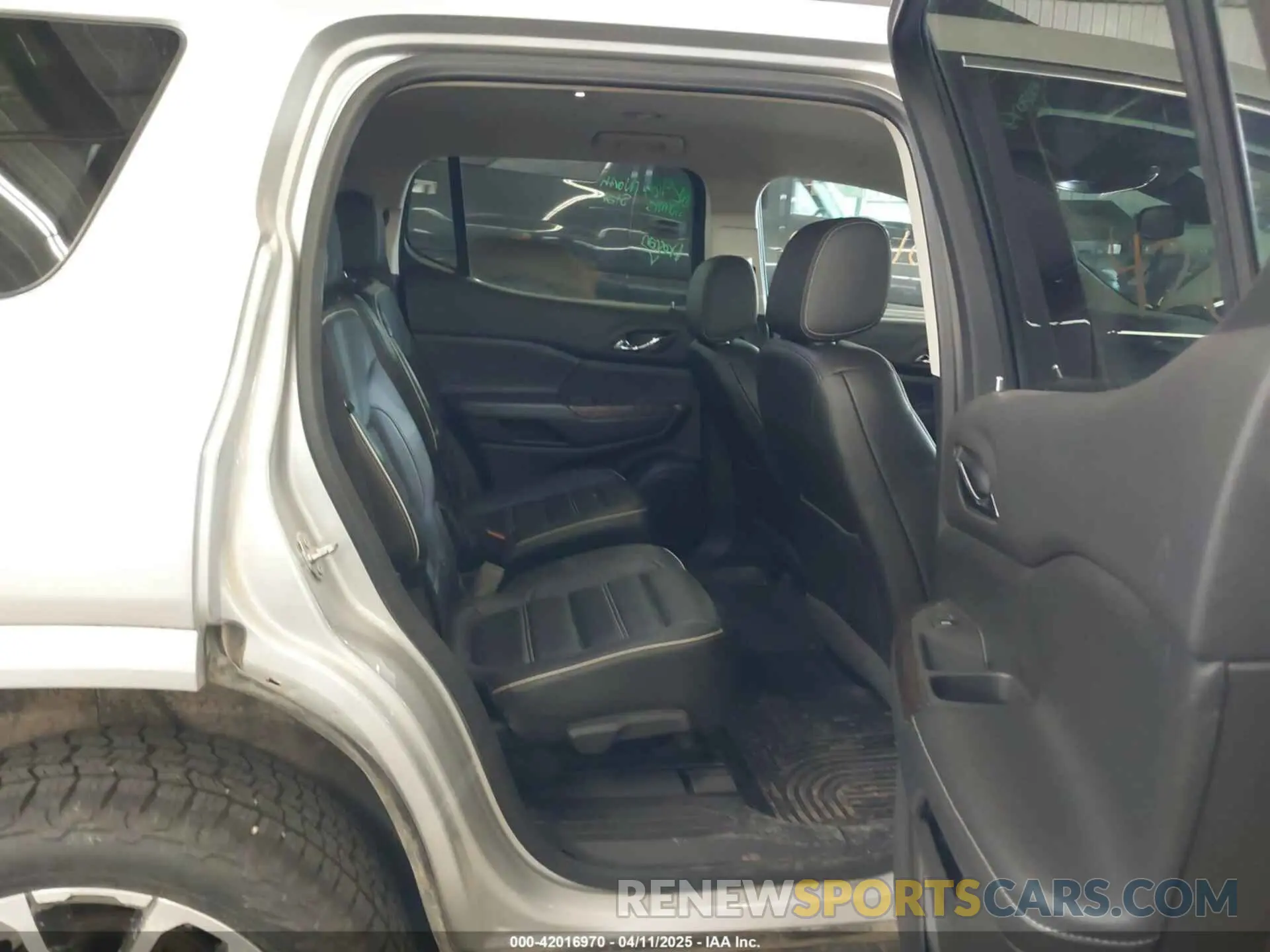 8 fotografías del automóvil dañado 1GKKNXLS8LZ123453 GMC ACADIA 2020