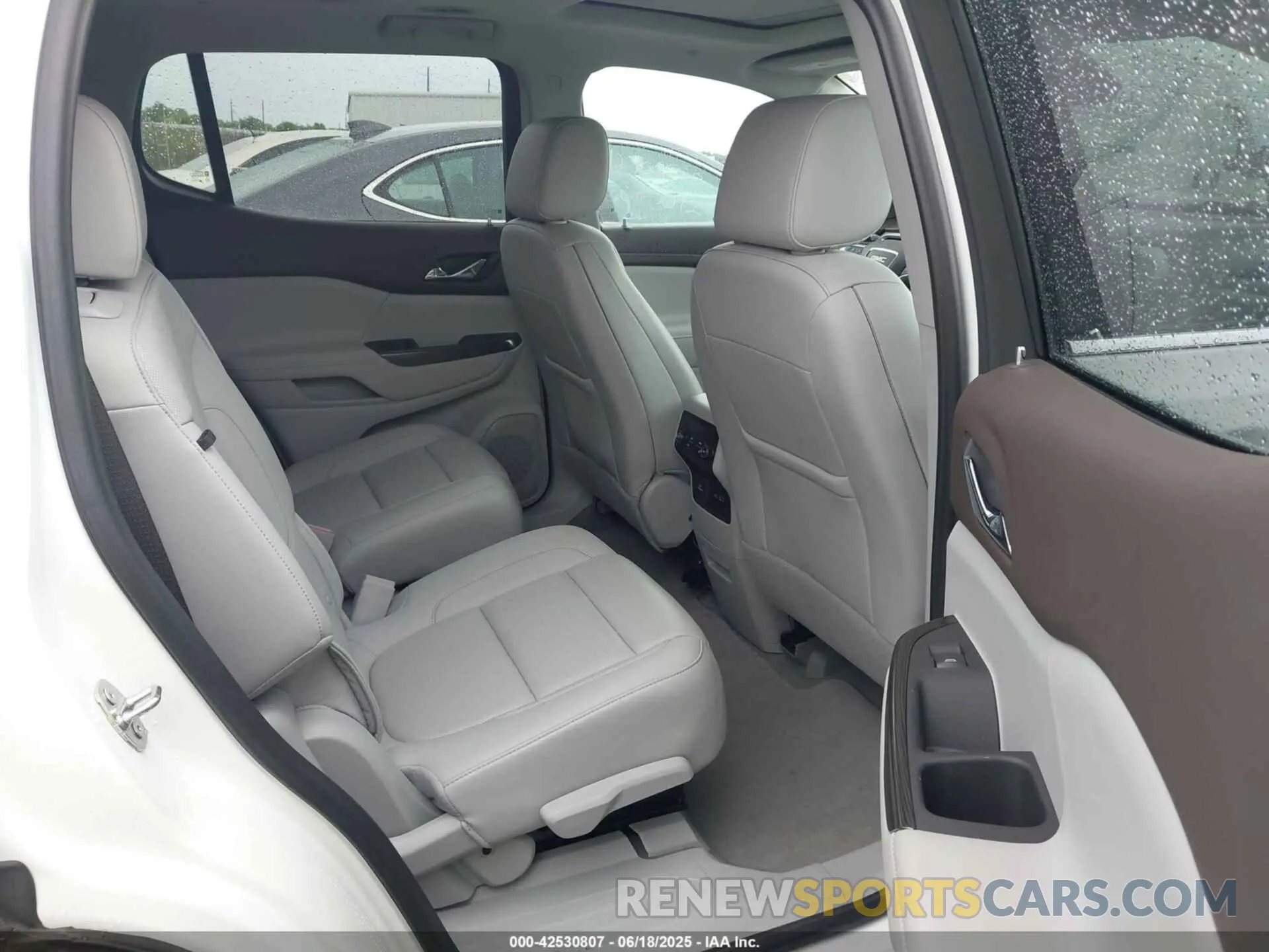 8 fotografías del automóvil dañado 1GKKNML42PZ138438 GMC ACADIA 2023