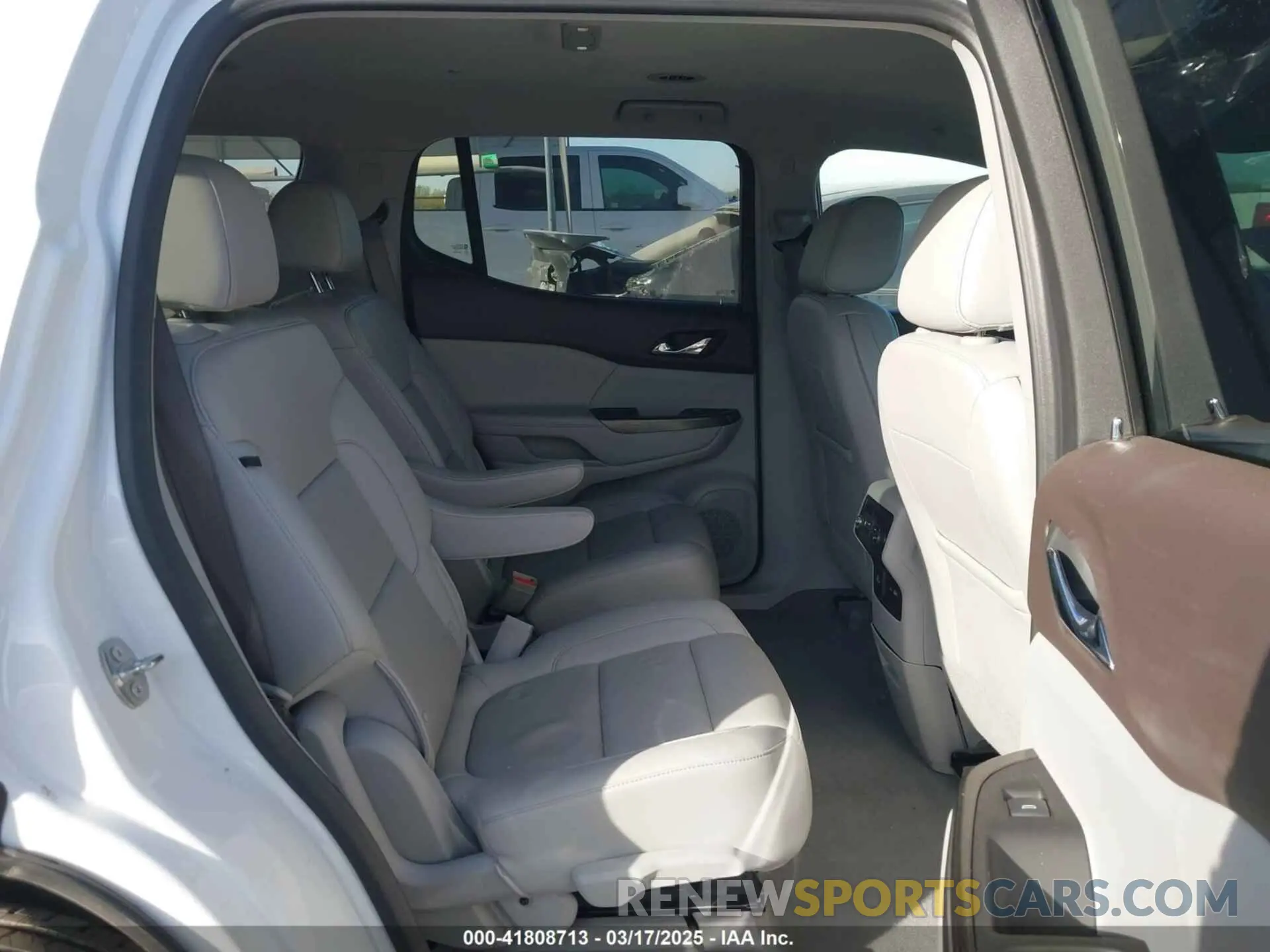 8 fotografías del automóvil dañado 1GKKNML47PZ168955 GMC ACADIA 2023