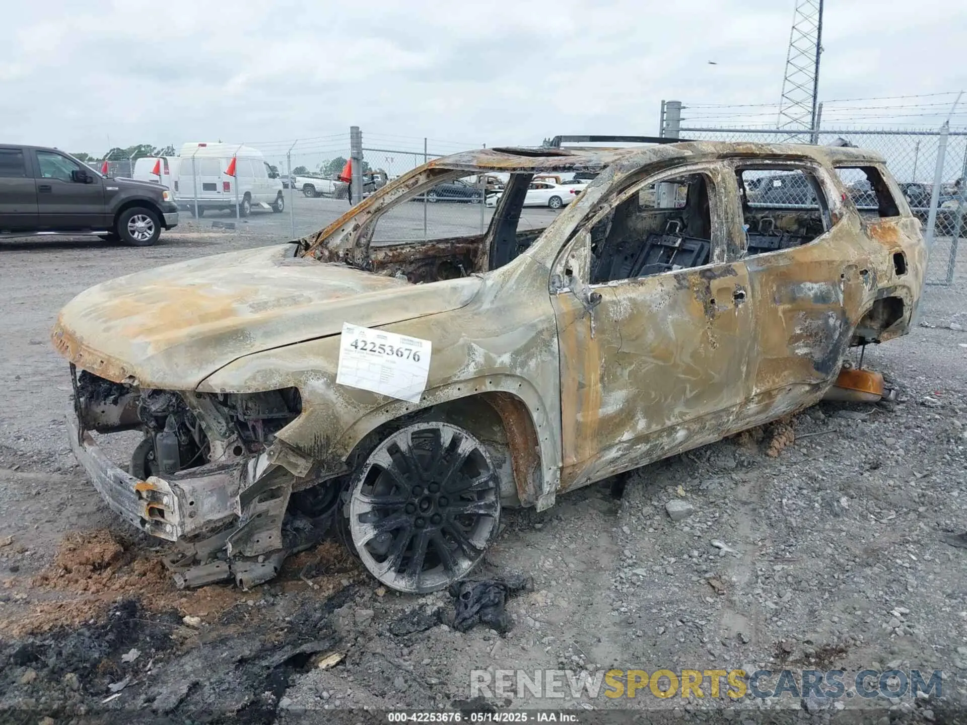 2 fotografías del automóvil dañado 1GKKNMLS2PZ161359 GMC ACADIA 2023