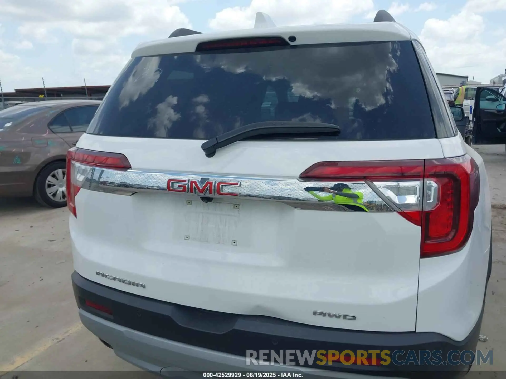 16 fotografías del automóvil dañado 1GKKNUL45PZ201984 GMC ACADIA 2023