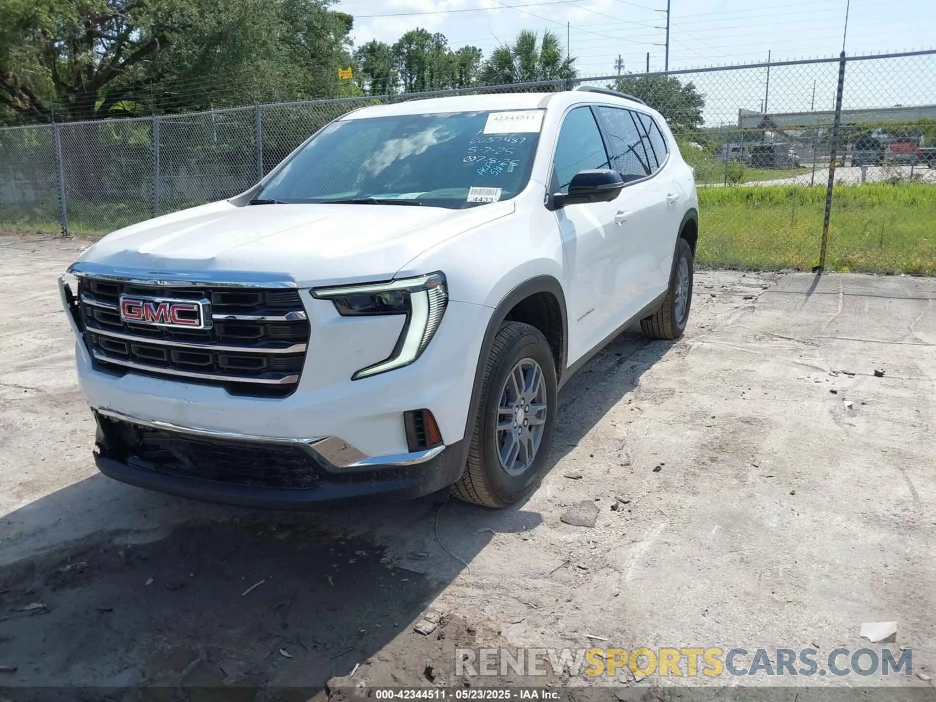 2 fotografías del automóvil dañado 1GKENKRS2SJ161183 GMC ACADIA 2025