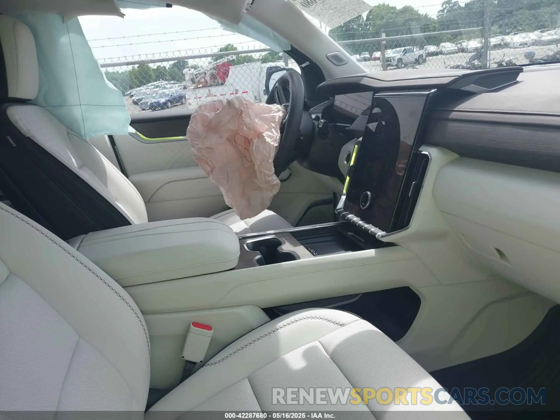 5 fotografías del automóvil dañado 1GKENRRS8SJ171550 GMC ACADIA 2025