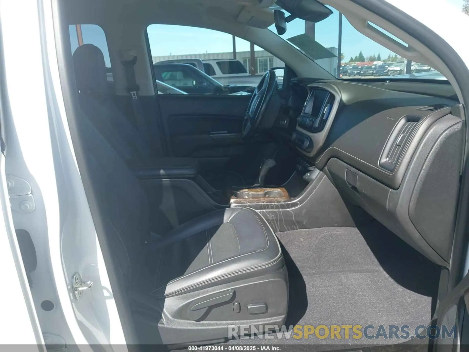 5 fotografías del automóvil dañado 1GTG6EEN2K1102637 GMC CANYON 2019