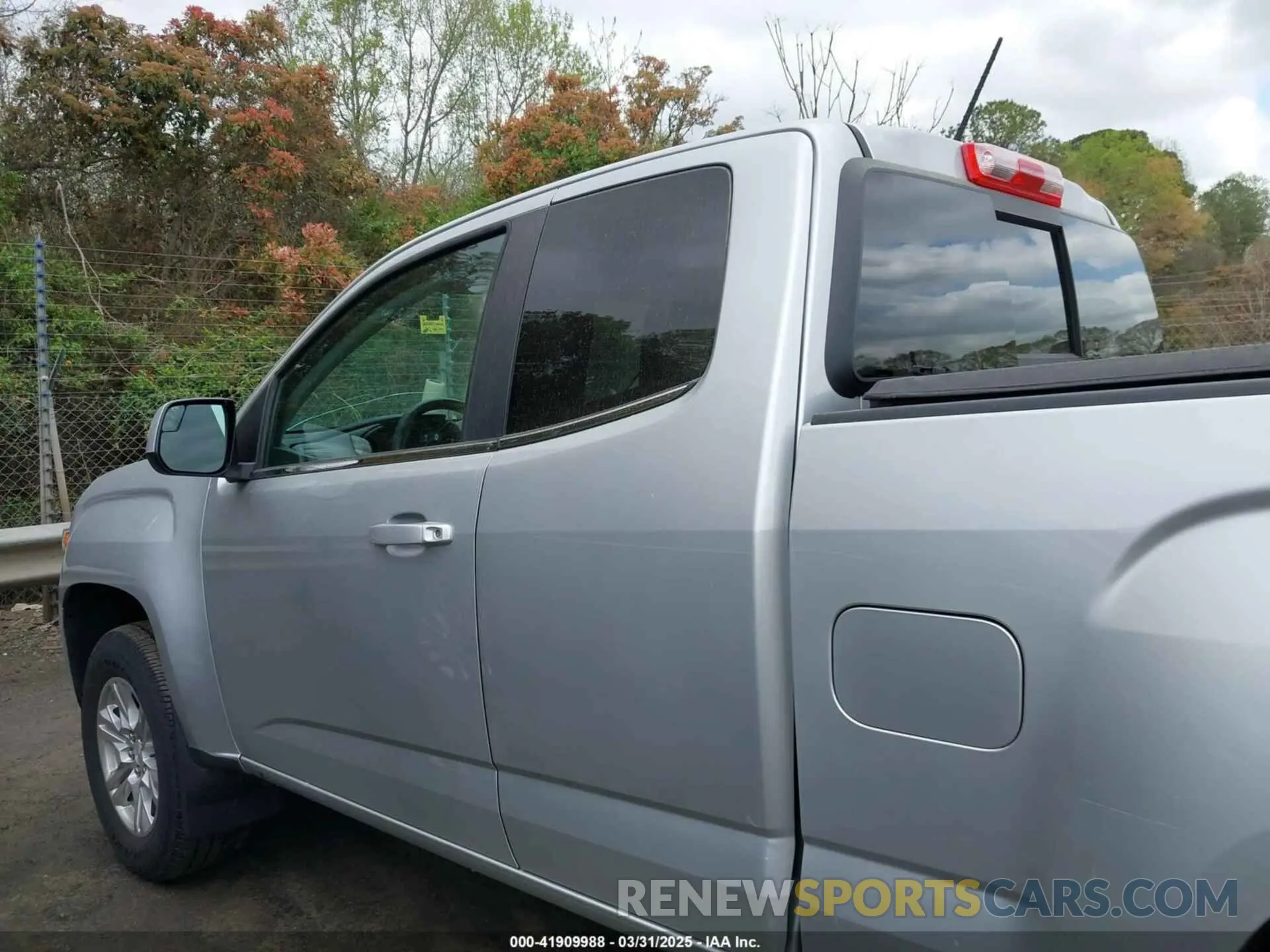 14 fotografías del automóvil dañado 1GTH6CEN6L1175293 GMC CANYON 2020
