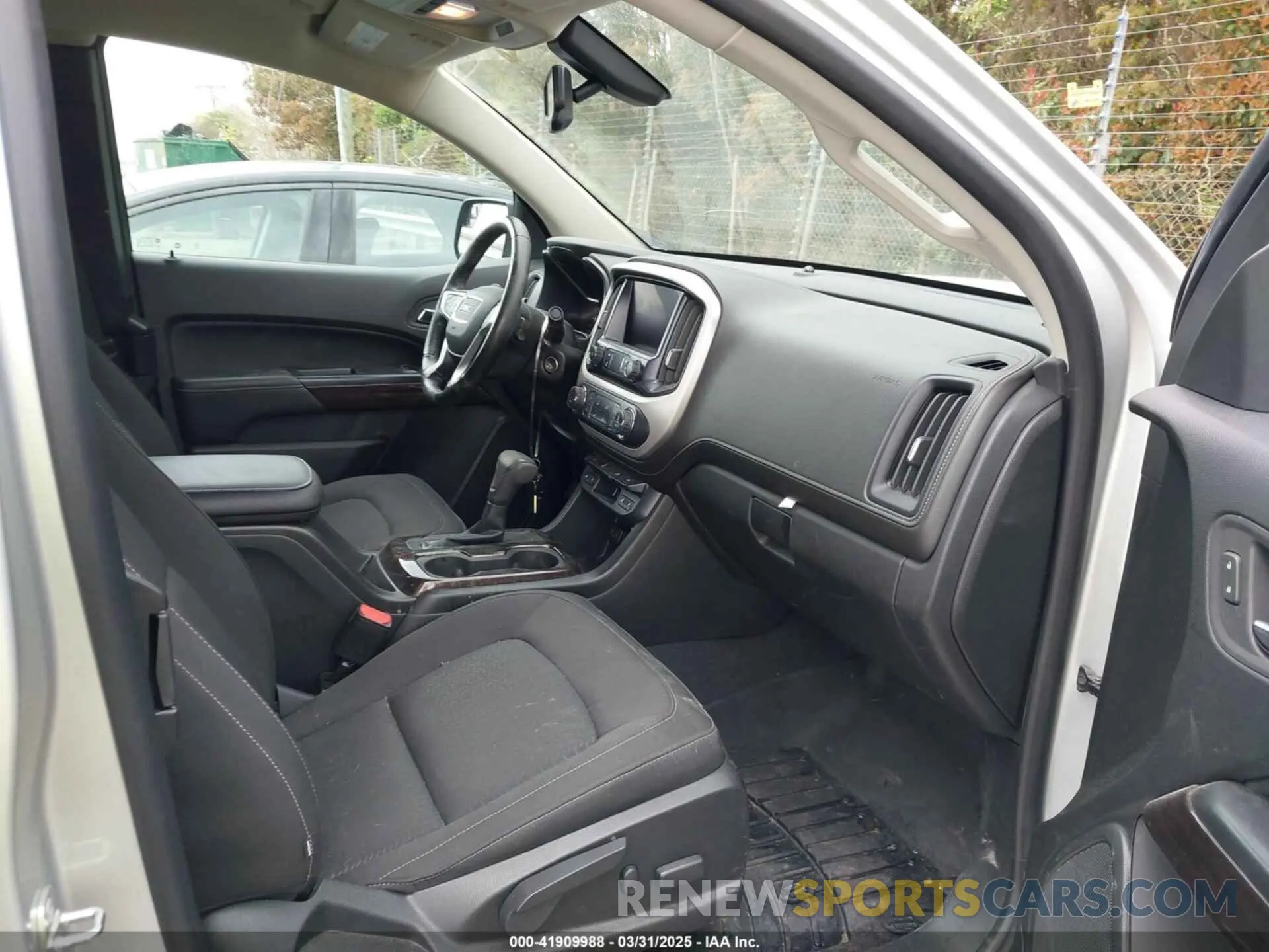 5 fotografías del automóvil dañado 1GTH6CEN6L1175293 GMC CANYON 2020