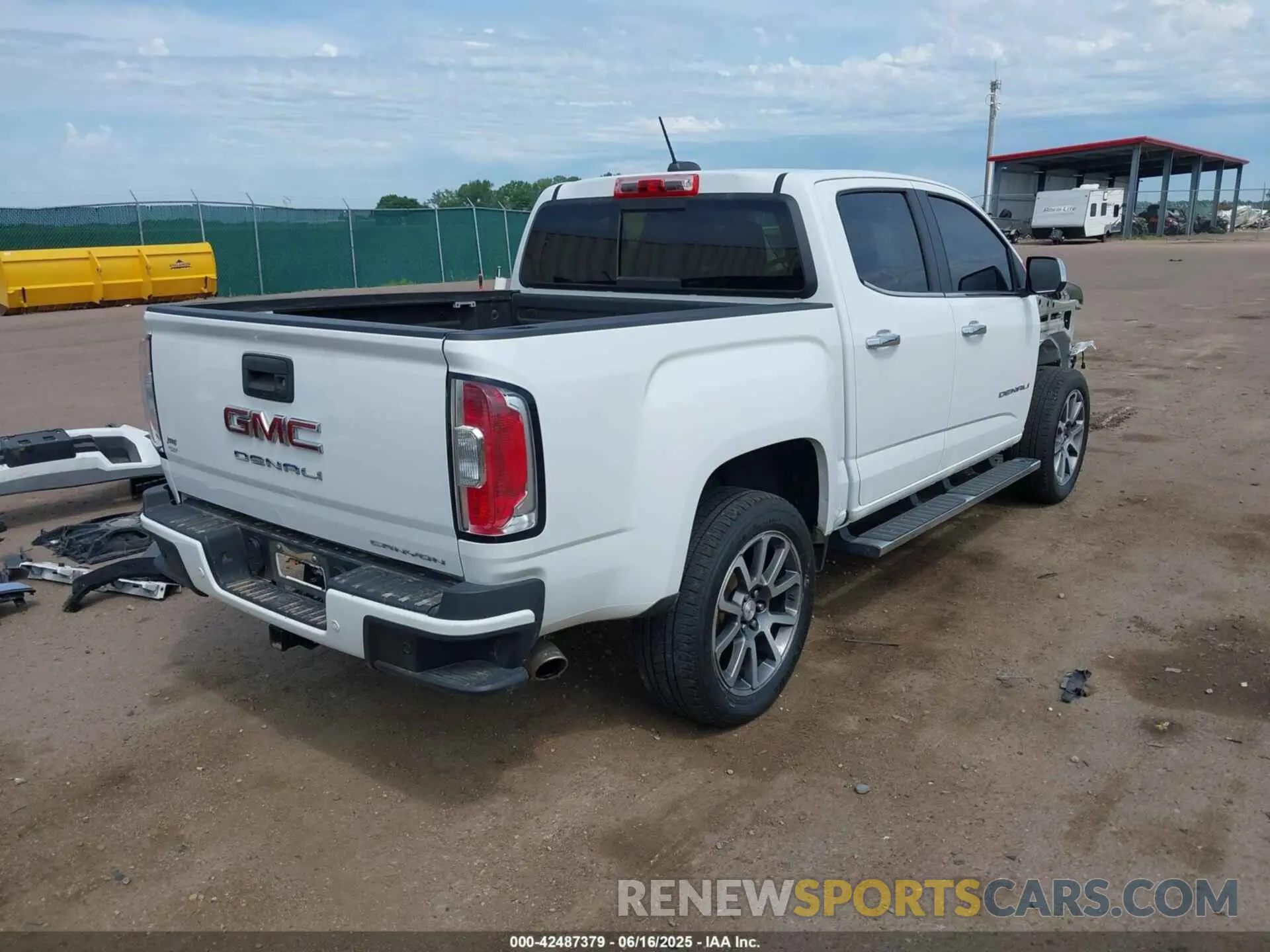 4 fotografías del automóvil dañado 1GTG6EEN4M1170716 GMC CANYON 2021