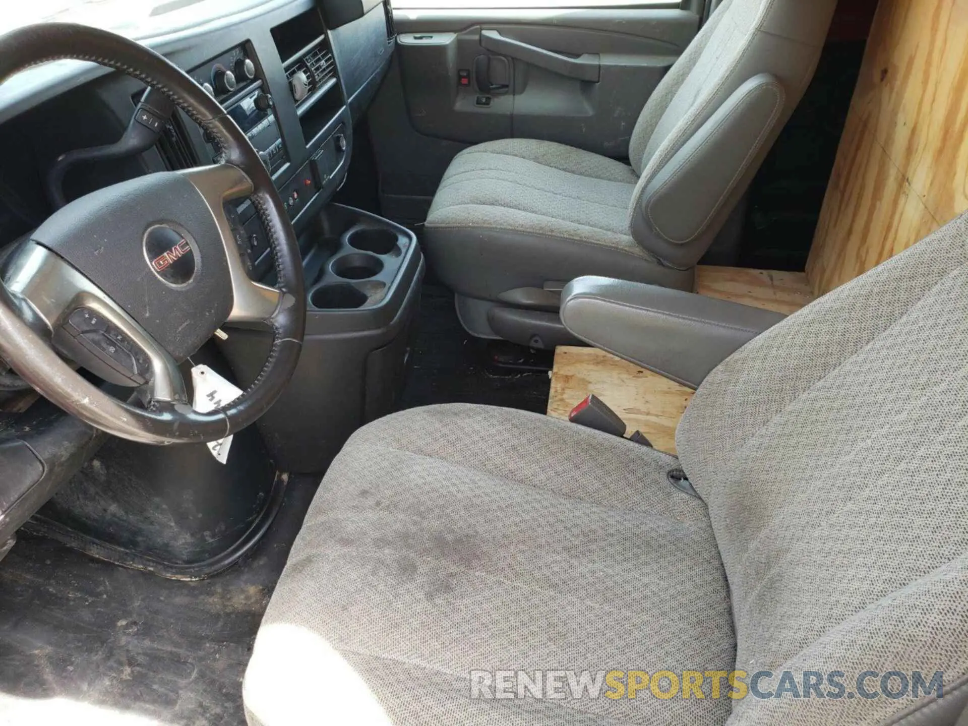 16 fotografías del automóvil dañado 1GTZ7GFP7K1335639 GMC SAVANA 2019