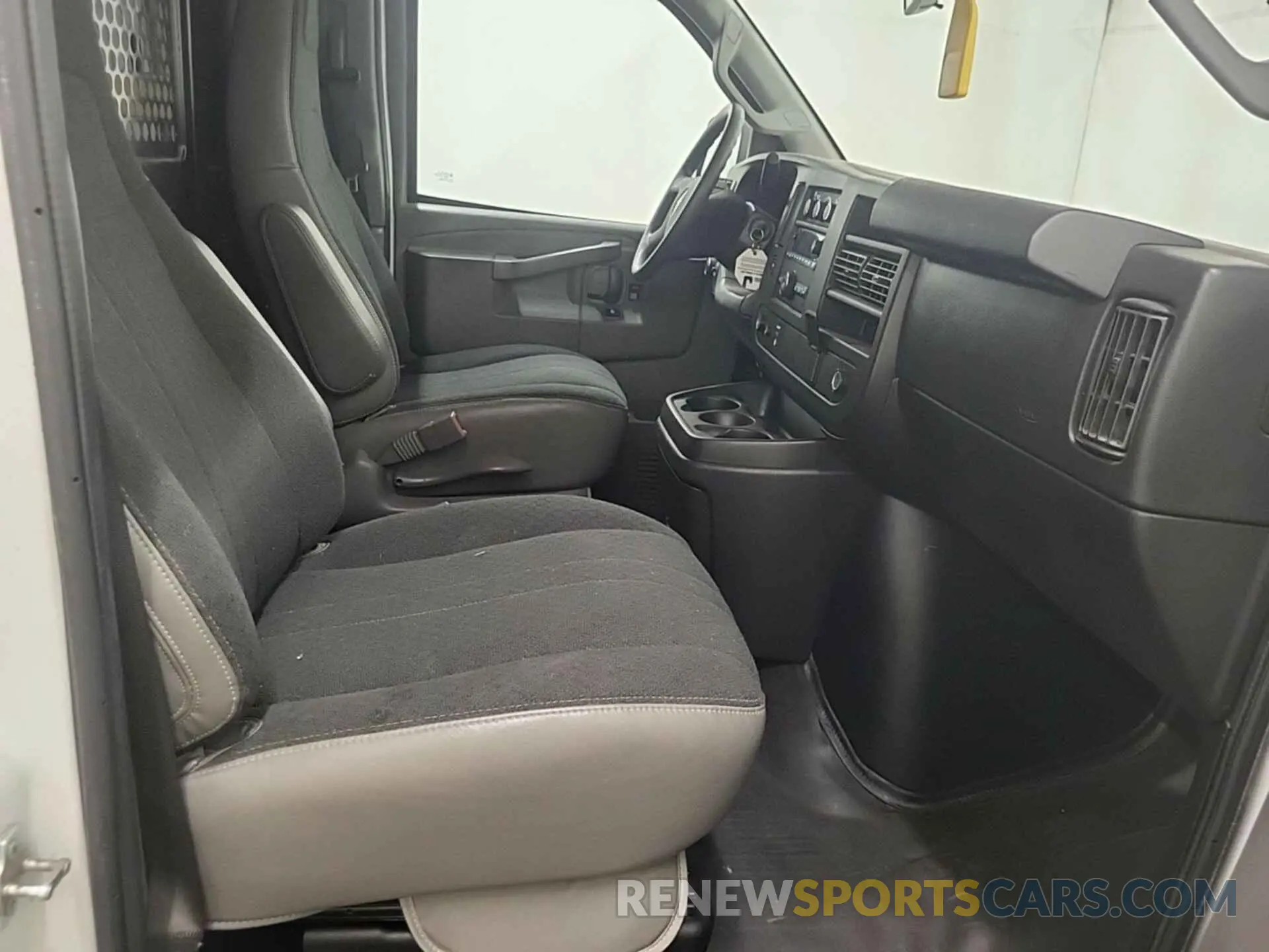 19 fotografías del automóvil dañado 1GTW7AFG7L1261298 GMC SAVANA 2020