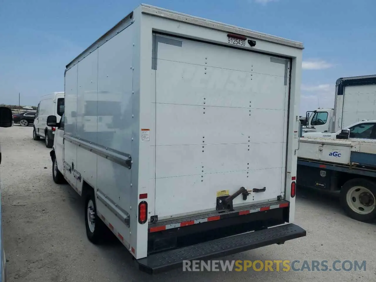2 fotografías del automóvil dañado 1GD07RFP7M1227847 GMC SAVANA 2021