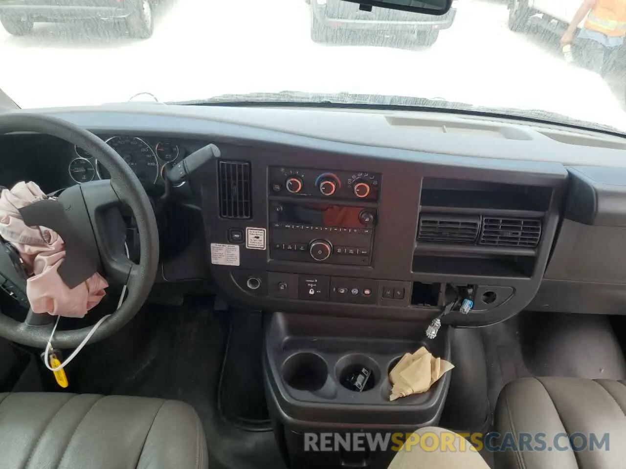 8 fotografías del automóvil dañado 1GD07RFP7M1227847 GMC SAVANA 2021