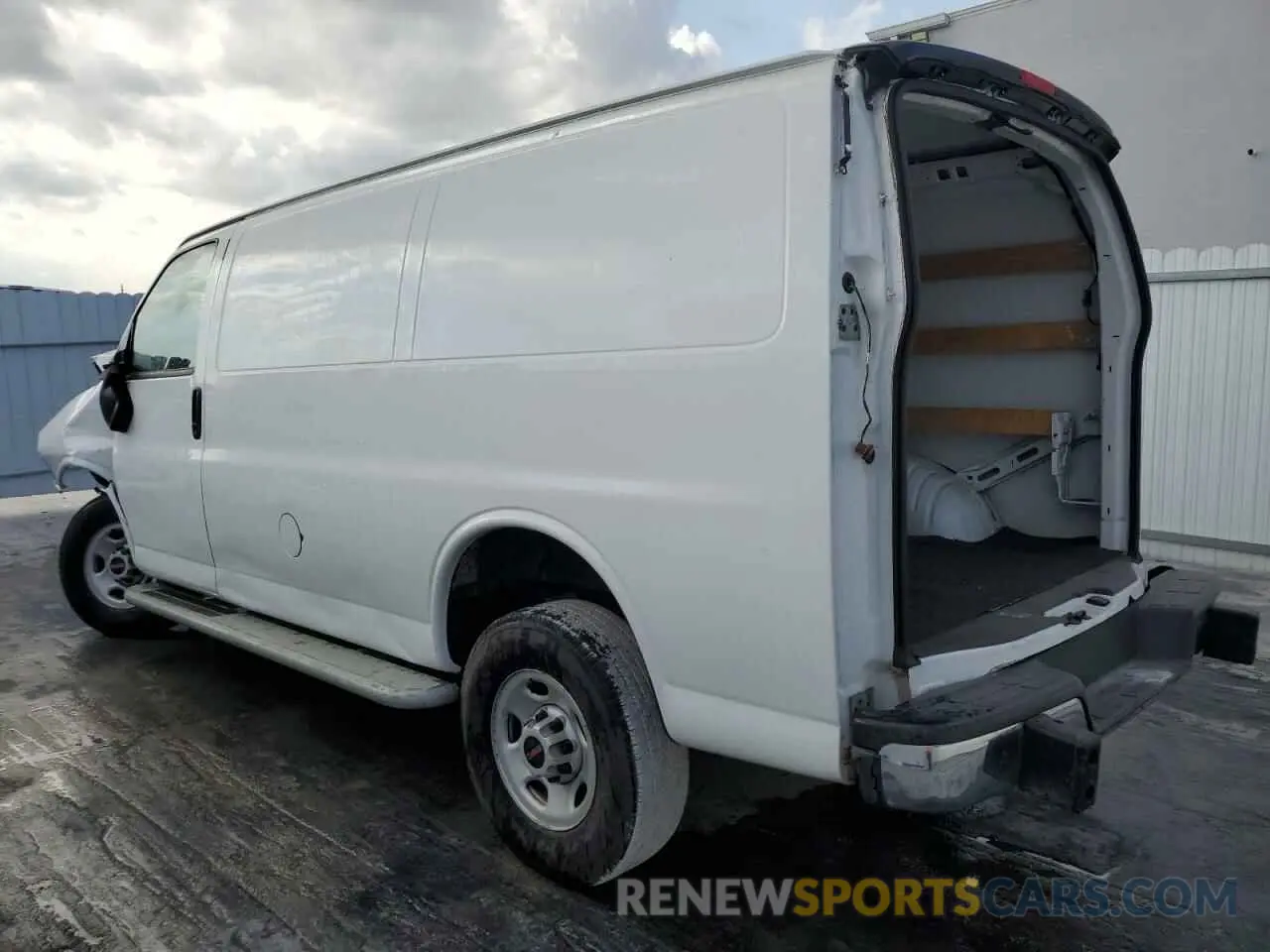 2 fotografías del automóvil dañado 1GTW7AFP1P1130650 GMC SAVANA 2023