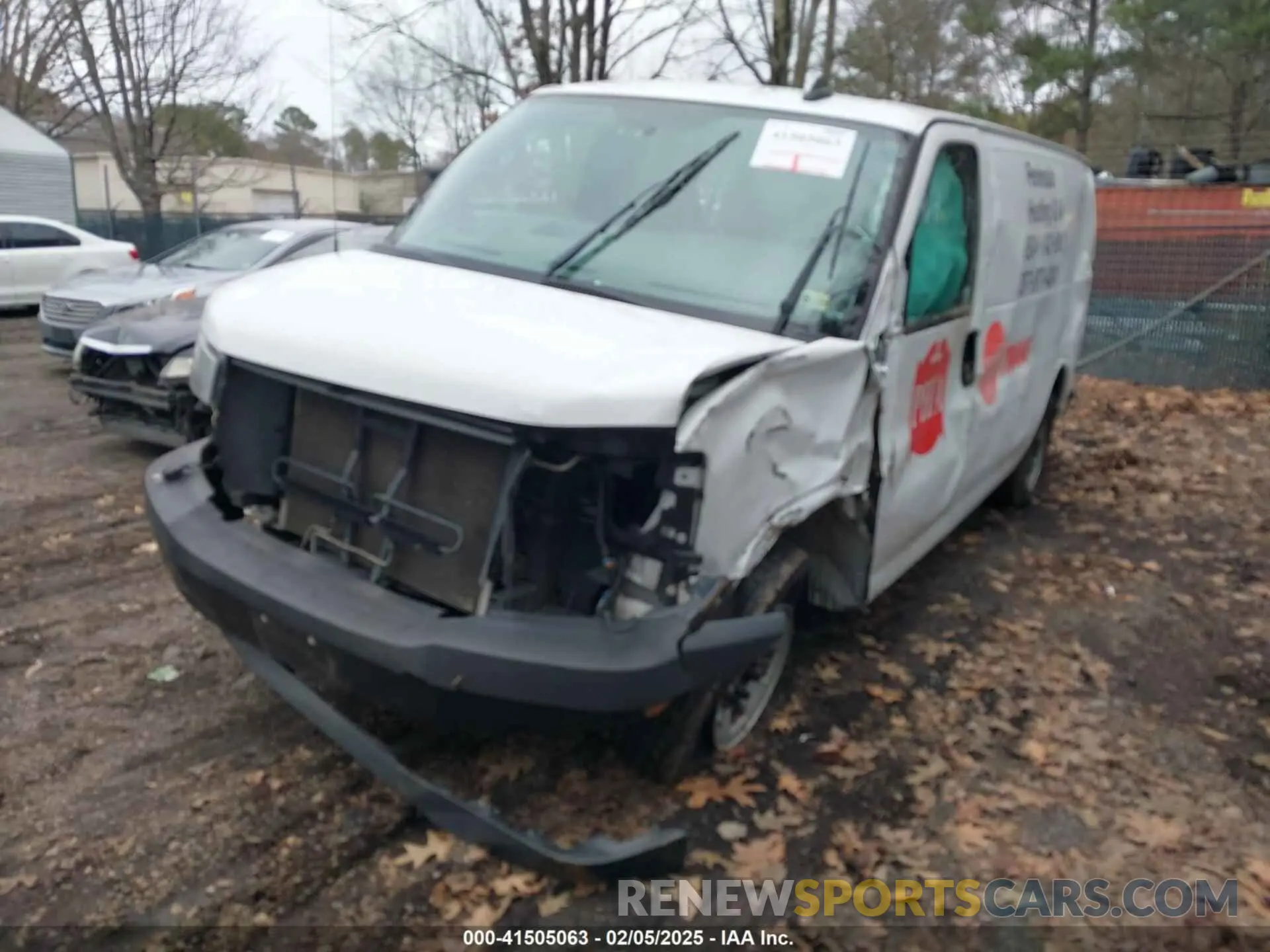2 fotografías del automóvil dañado 1GTW7AFG0K1187642 GMC SAVANA 2500 2019