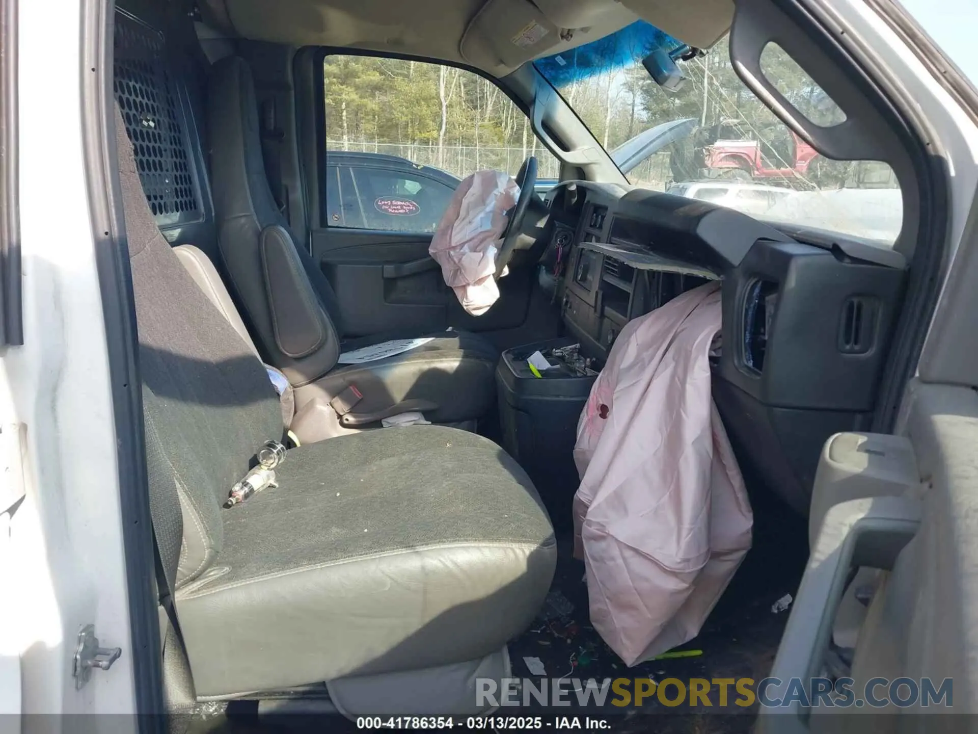 5 fotografías del automóvil dañado 1GTW7AFG5K1210624 GMC SAVANA 2500 2019