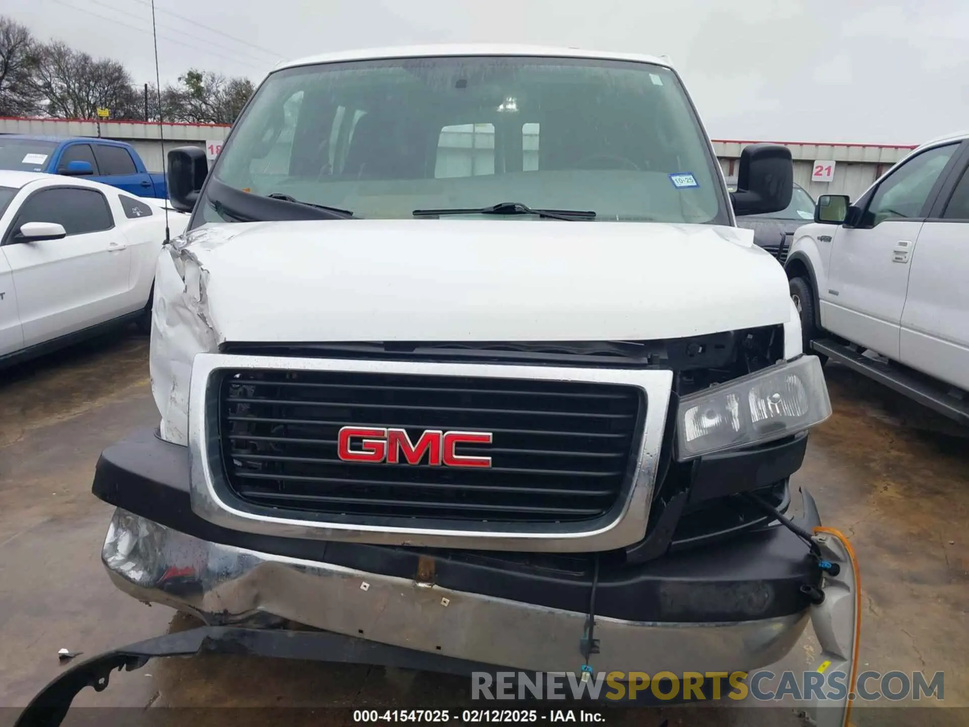 13 fotografías del automóvil dañado 1GTW7AFGXK1220517 GMC SAVANA 2500 2019