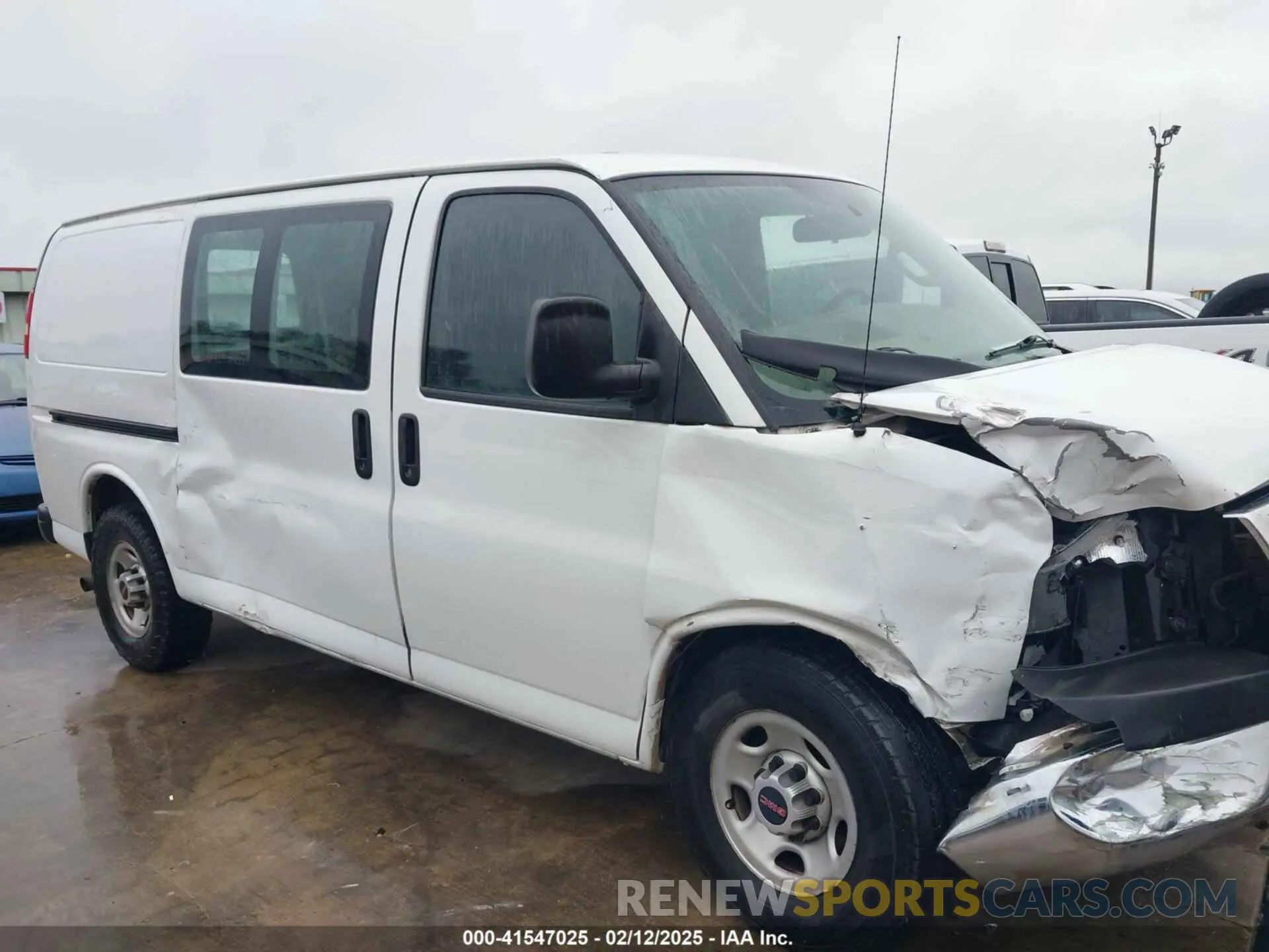 14 fotografías del automóvil dañado 1GTW7AFGXK1220517 GMC SAVANA 2500 2019