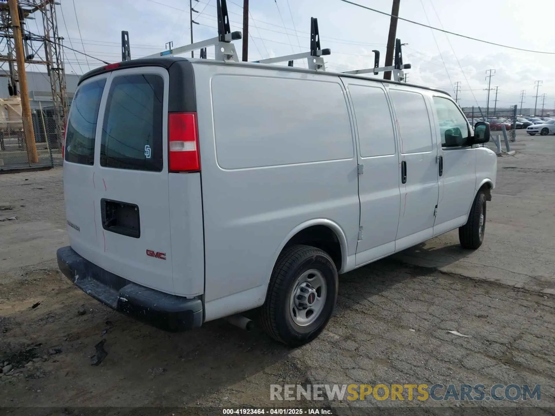 4 fotografías del automóvil dañado 1GTW7AFPXK1287974 GMC SAVANA 2500 2019