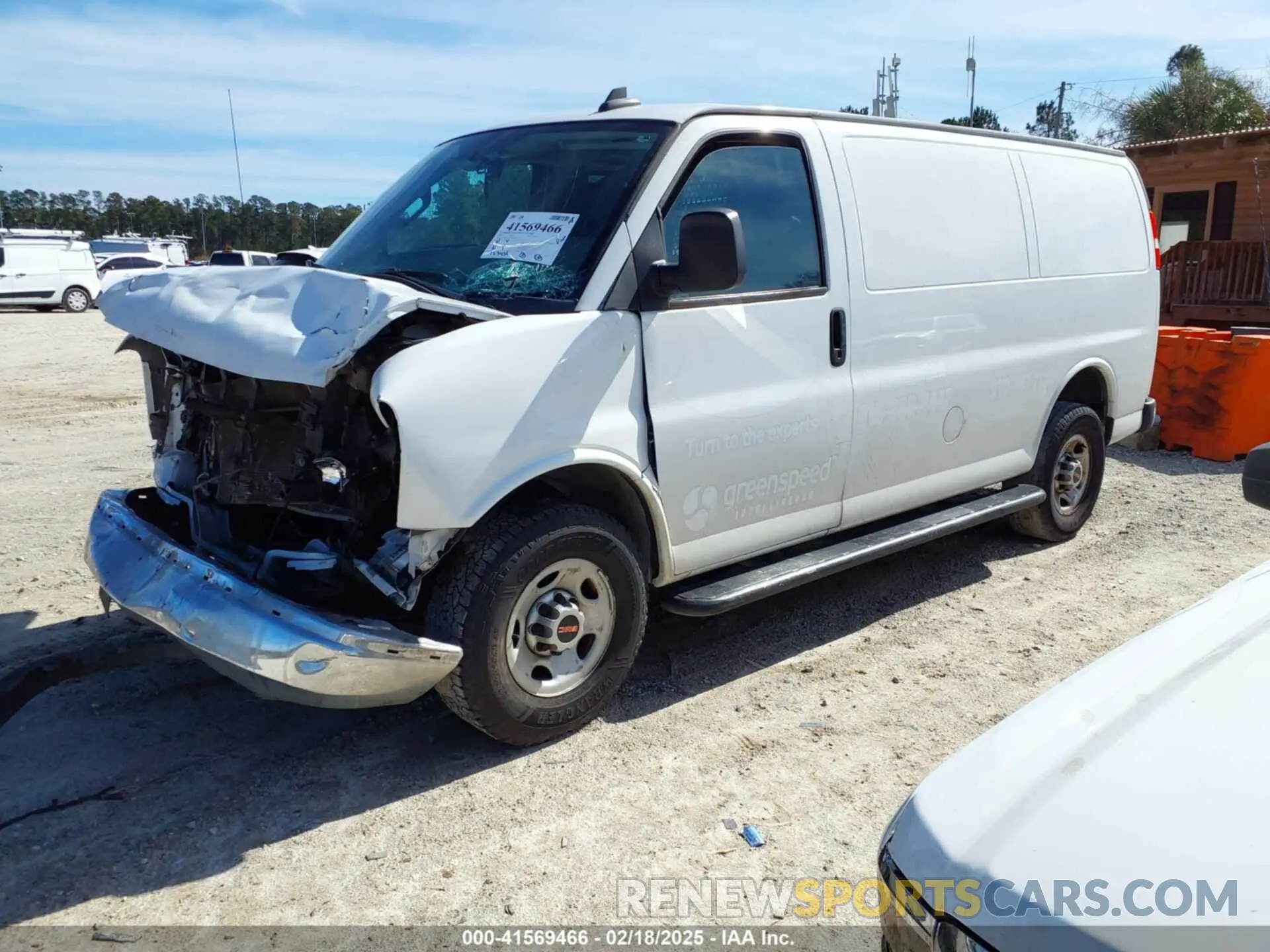 2 fotografías del automóvil dañado 1GTW7AFG8L1198129 GMC SAVANA CARGO 2020