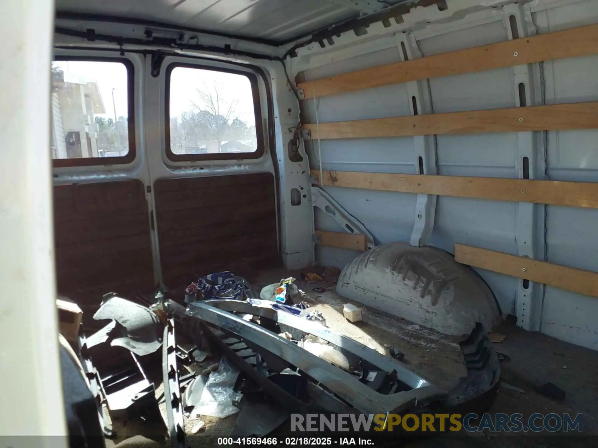 8 fotografías del automóvil dañado 1GTW7AFG8L1198129 GMC SAVANA CARGO 2020