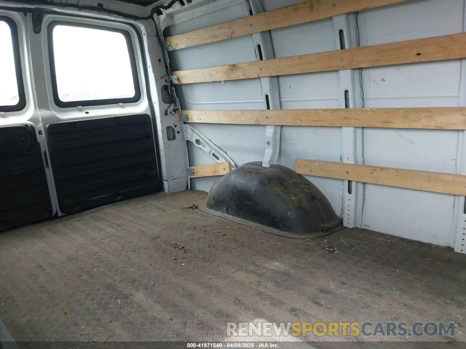 8 fotografías del automóvil dañado 1GTW7AF72M1255233 GMC SAVANA CARGO 2021