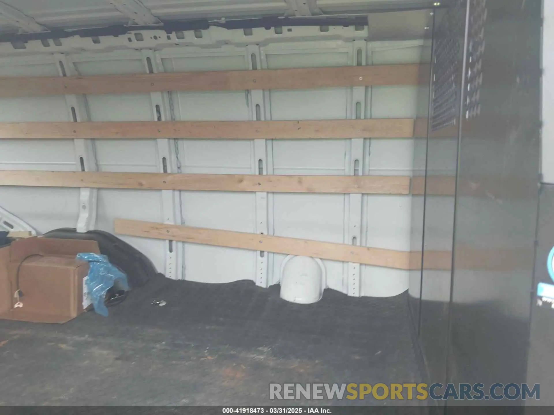 8 fotografías del automóvil dañado 1GTW7AFPXM1307496 GMC SAVANA CARGO 2021