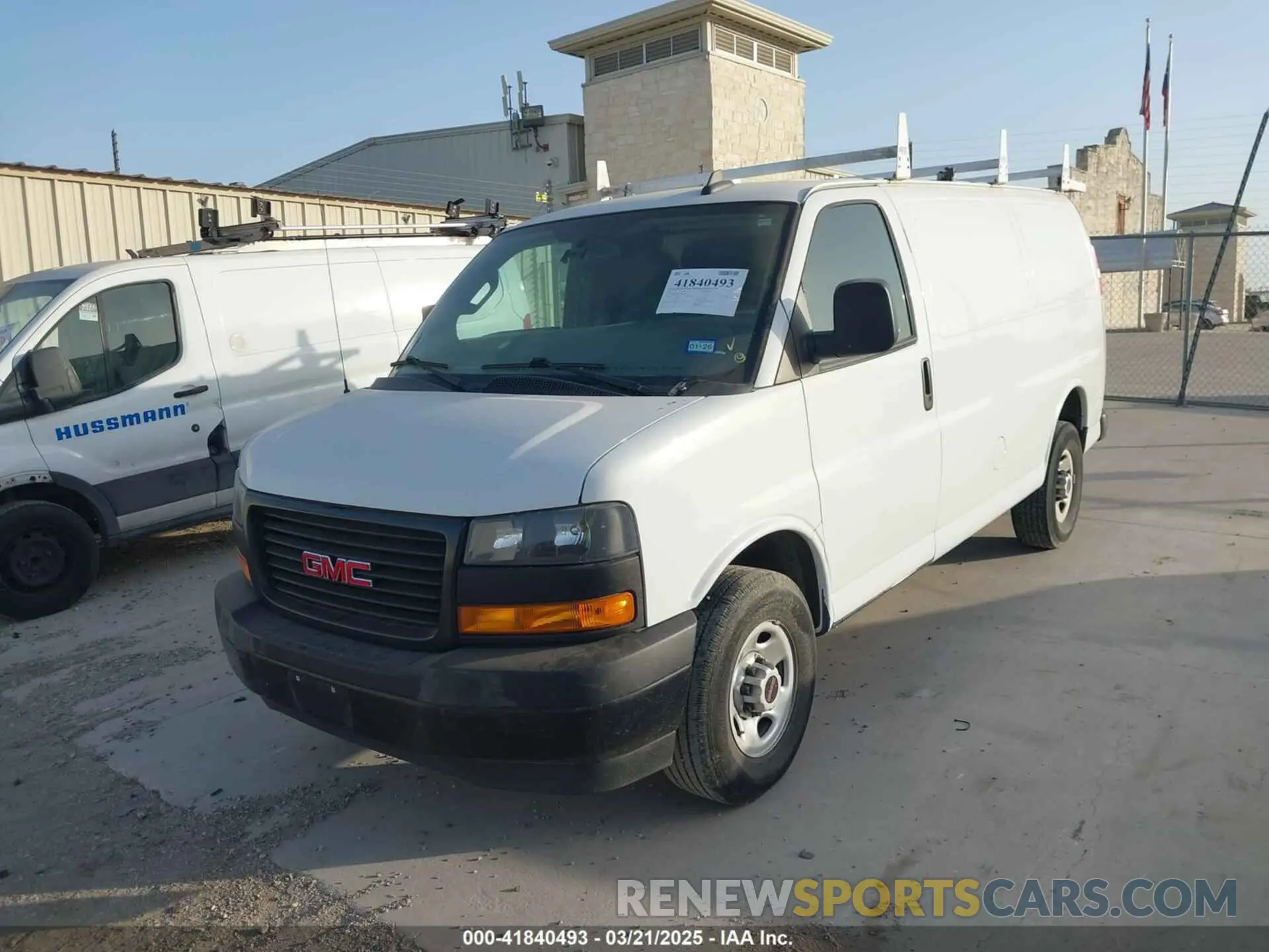 2 fotografías del automóvil dañado 1GTW7AFPXN1139117 GMC SAVANA CARGO 2022