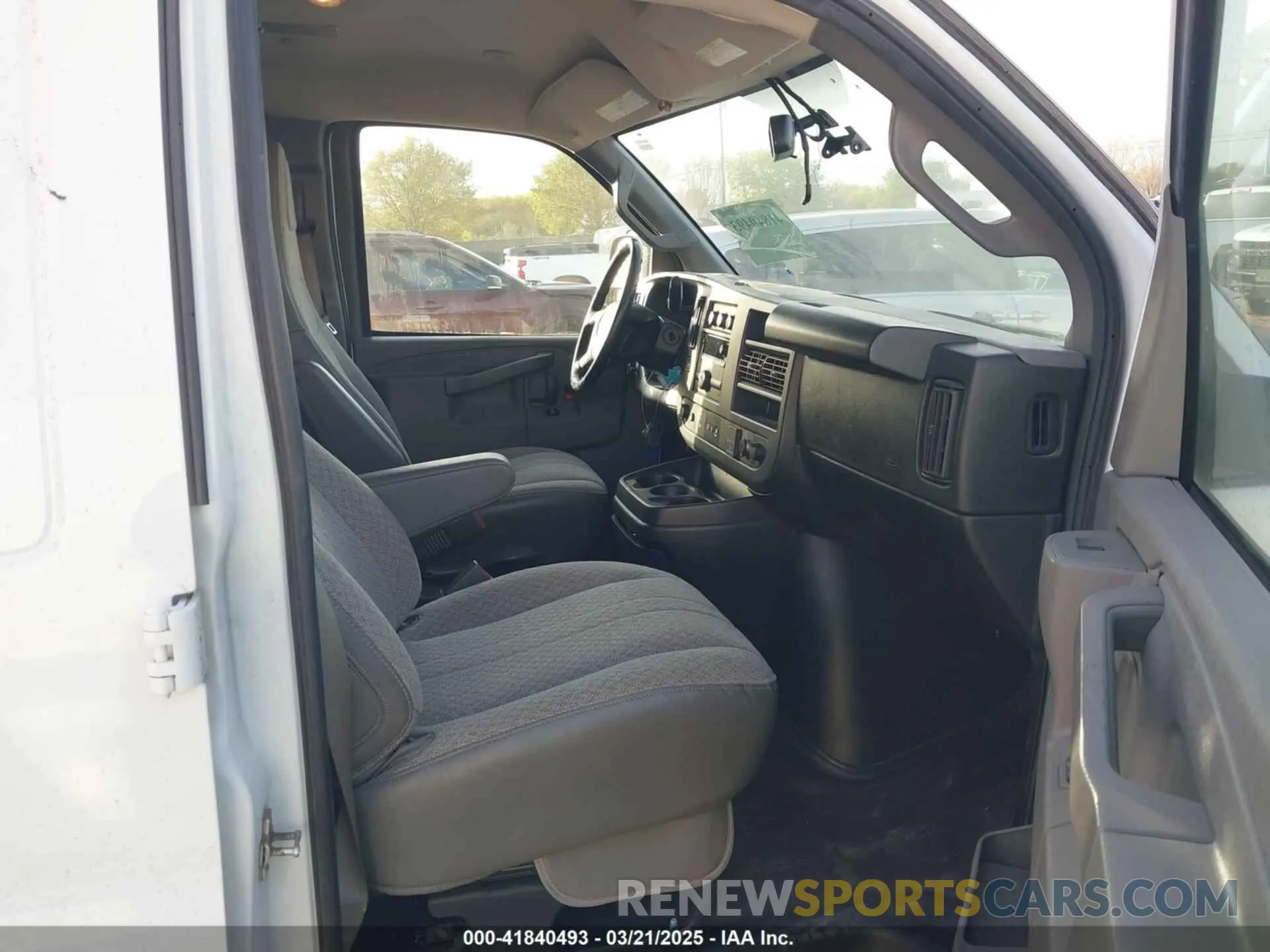 5 fotografías del automóvil dañado 1GTW7AFPXN1139117 GMC SAVANA CARGO 2022