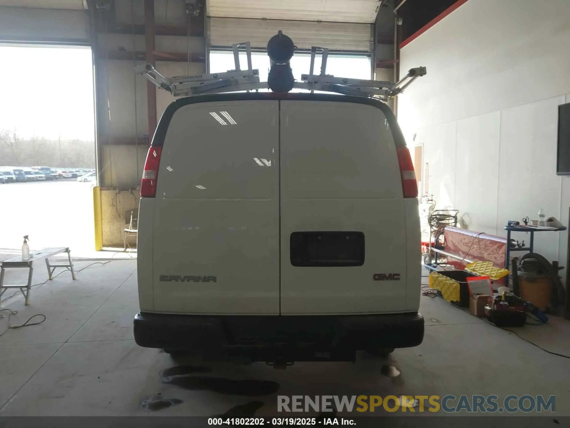 16 fotografías del automóvil dañado 1GTW7AFP2P1120306 GMC SAVANA CARGO 2023