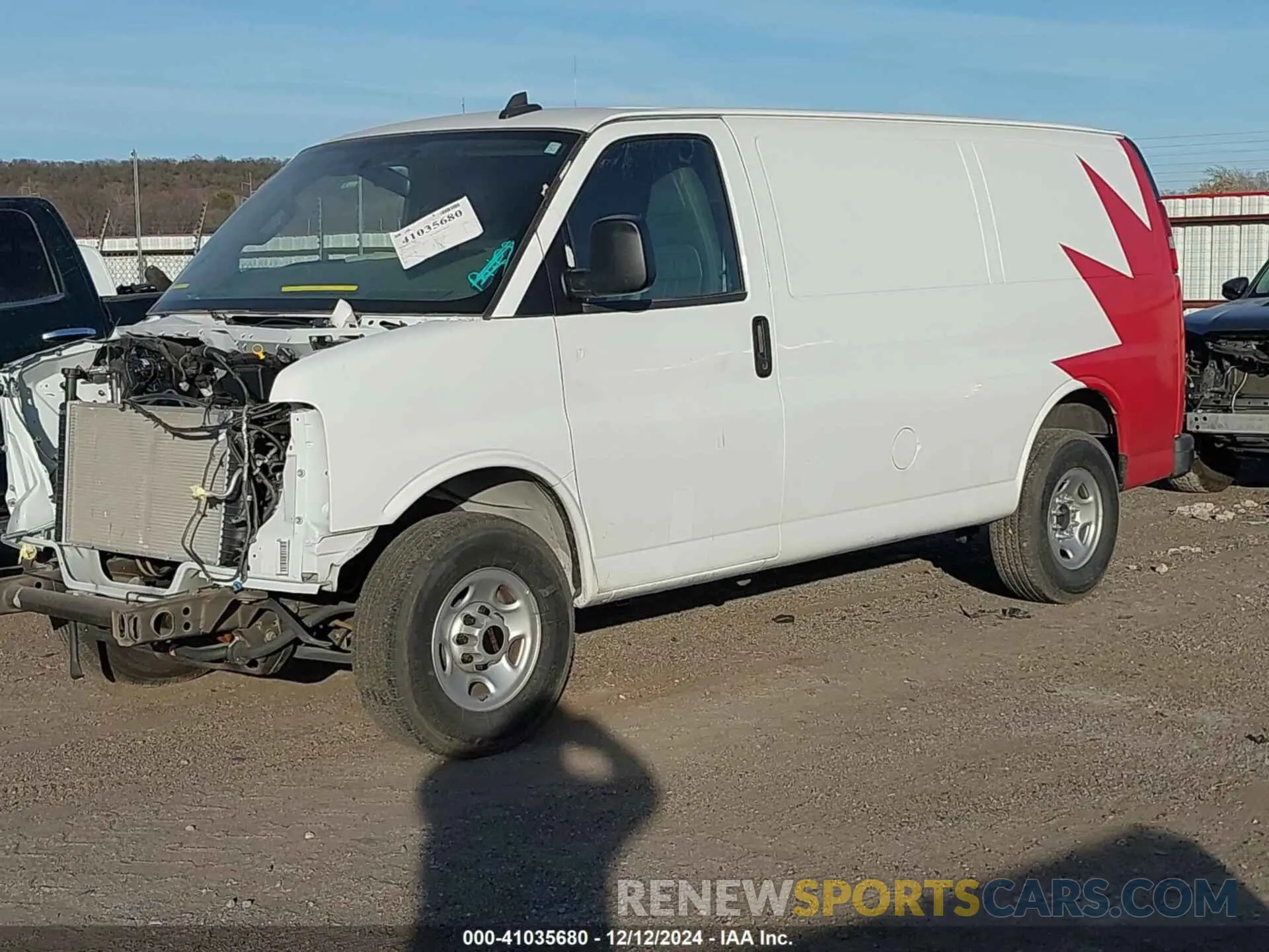 2 fotografías del automóvil dañado 1GTW7AFP3P1167893 GMC SAVANA CARGO 2023