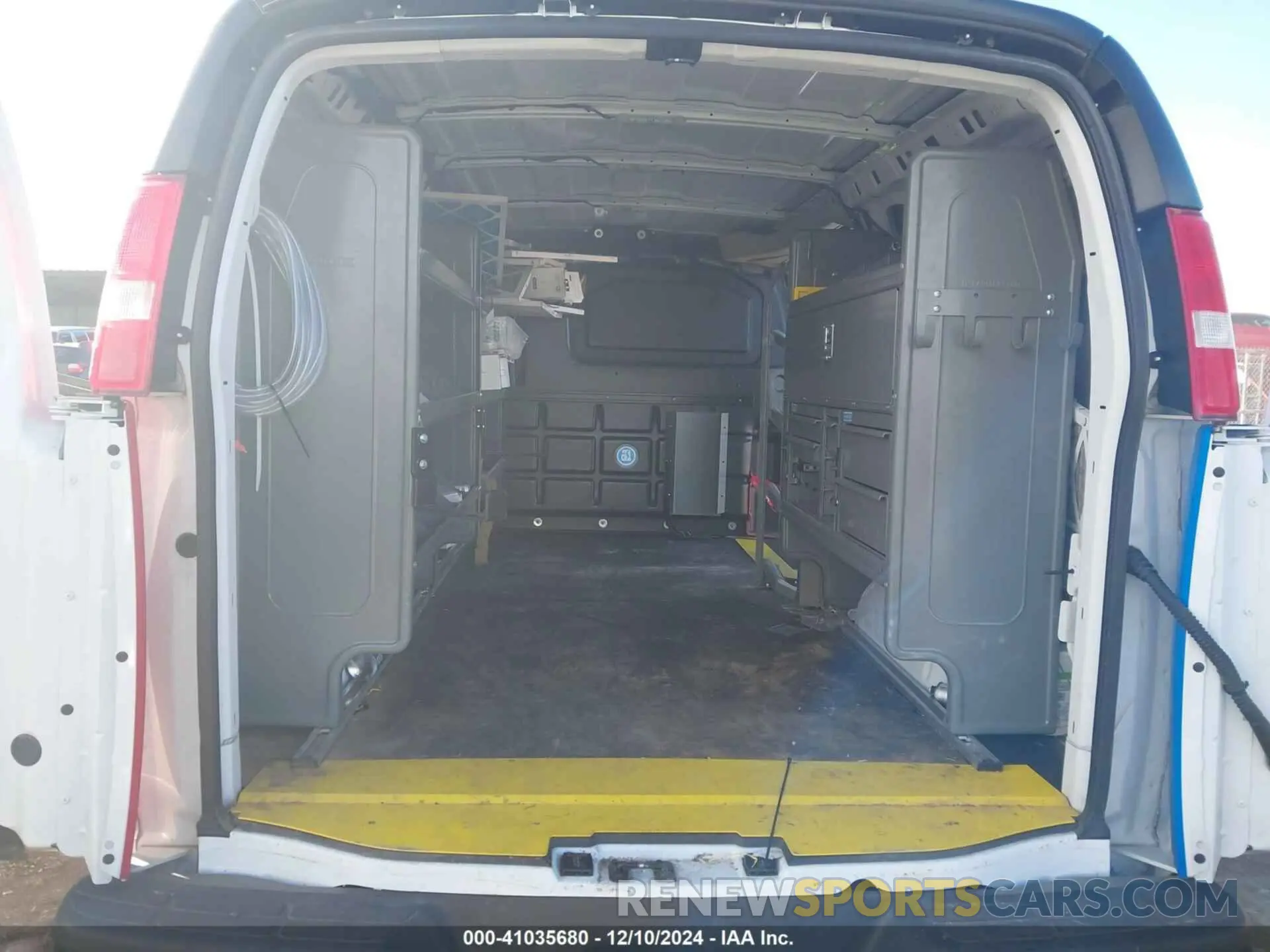 8 fotografías del automóvil dañado 1GTW7AFP3P1167893 GMC SAVANA CARGO 2023