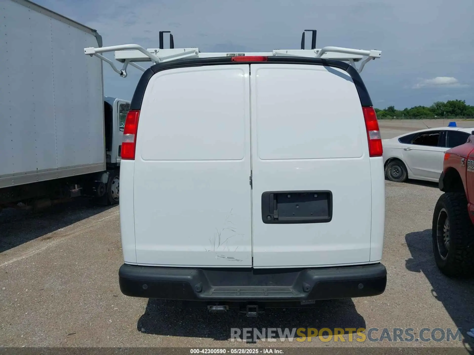 16 fotografías del automóvil dañado 1GTW7AFP9P1152928 GMC SAVANA CARGO 2023